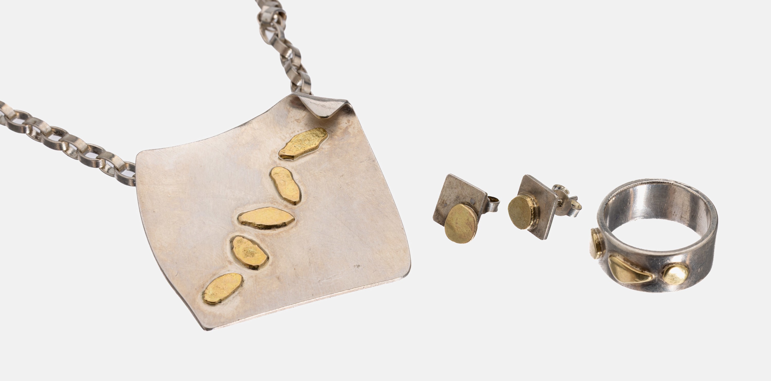 Designer-Schmuckset, 925er Silber, teilvergoldet, best. aus: Anhänger mit Kette (L. ca. 69 cm, Karabinerschließe), Ring (RW 56) und Paar ...