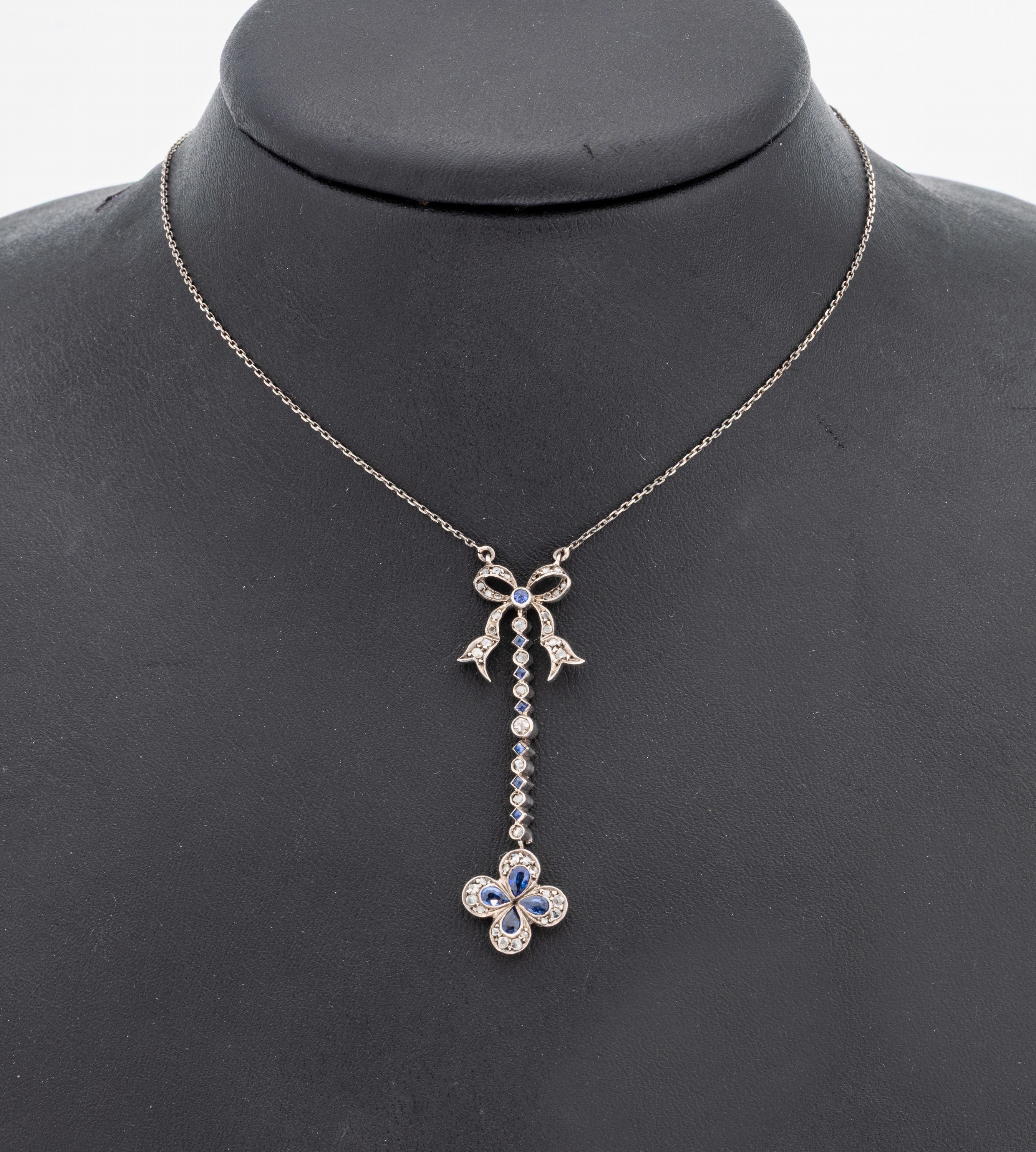 14 kt Gold Jugendstil Saphir-Diamant-Collier, RG 585/000 und Silber gepr., Schleifendekor, Abhängung mit Blumenmotiv, dekorativ, zierlich, L. ...