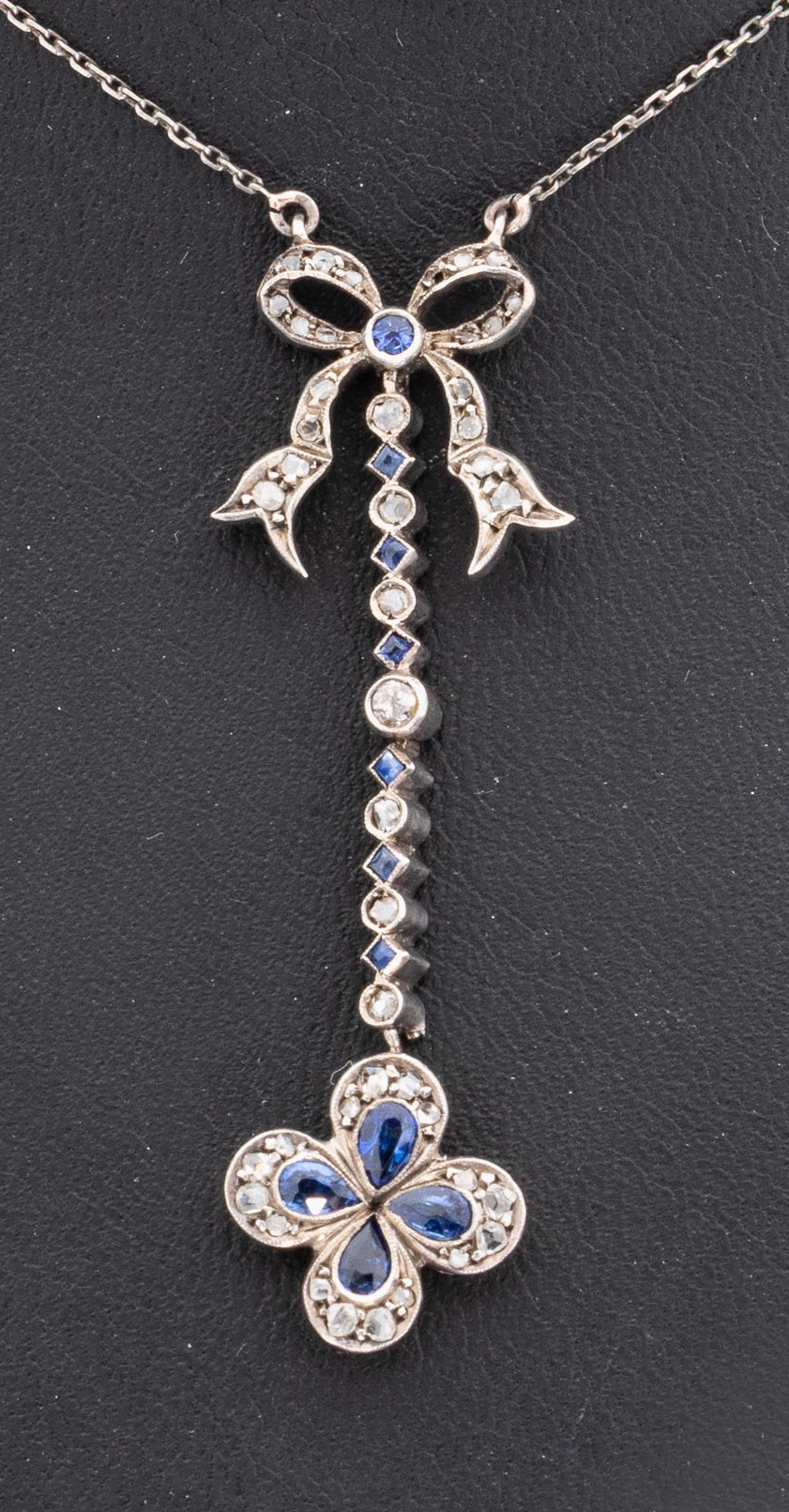 Detail a: 14 kt Gold Jugendstil Saphir-Diamant-Collier, RG 585/000 und Silber gepr., Schleifendekor, Abhängung mit Blumenmotiv, dekorativ, zierlich, L. ...