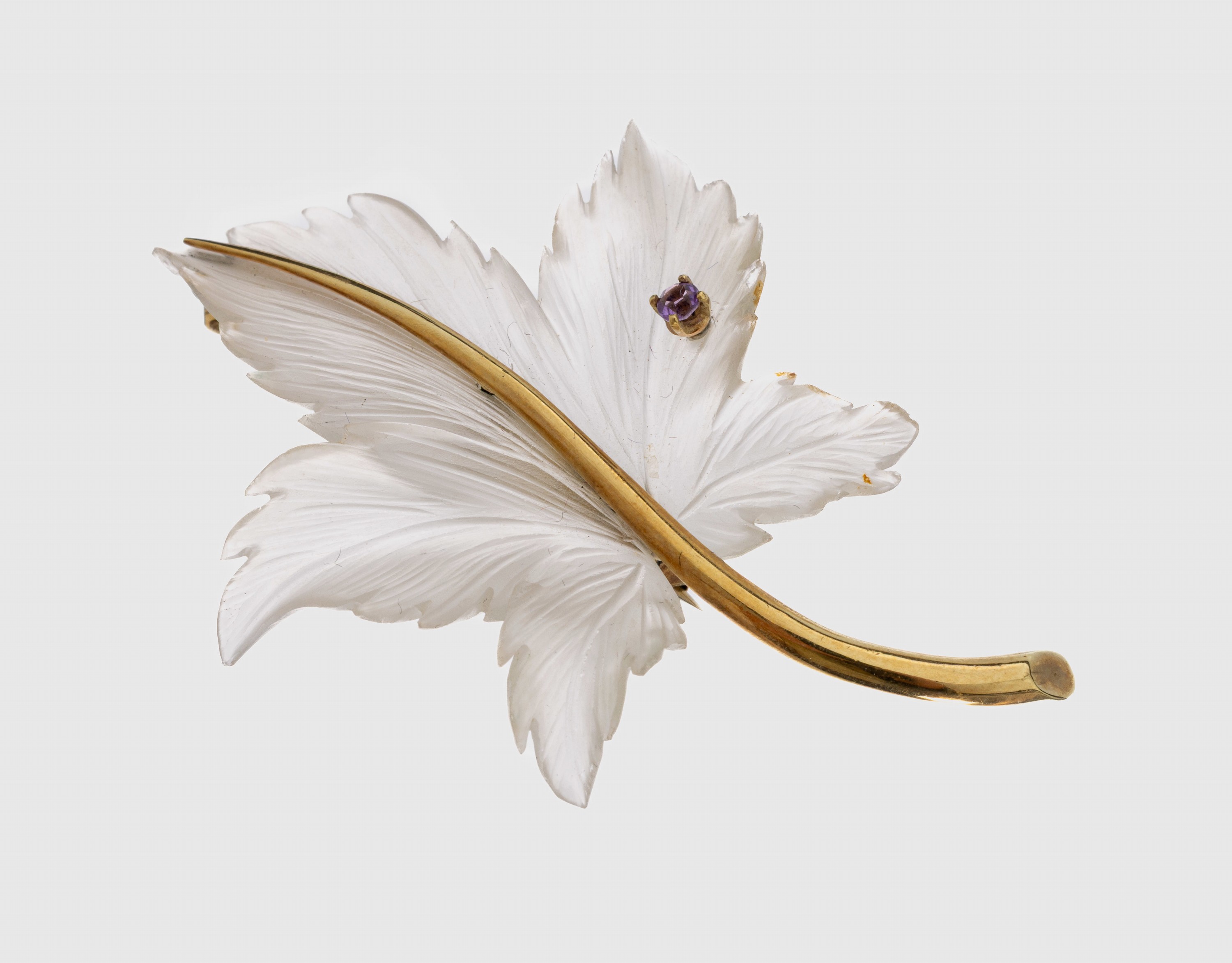 14 kt Gold Bergkristall-Brosche, Idar- Oberstein um 1900, GG 585/000, Bergkristallin Form eines Blattes fein geschnitten, geschliffen und mattiert, ...