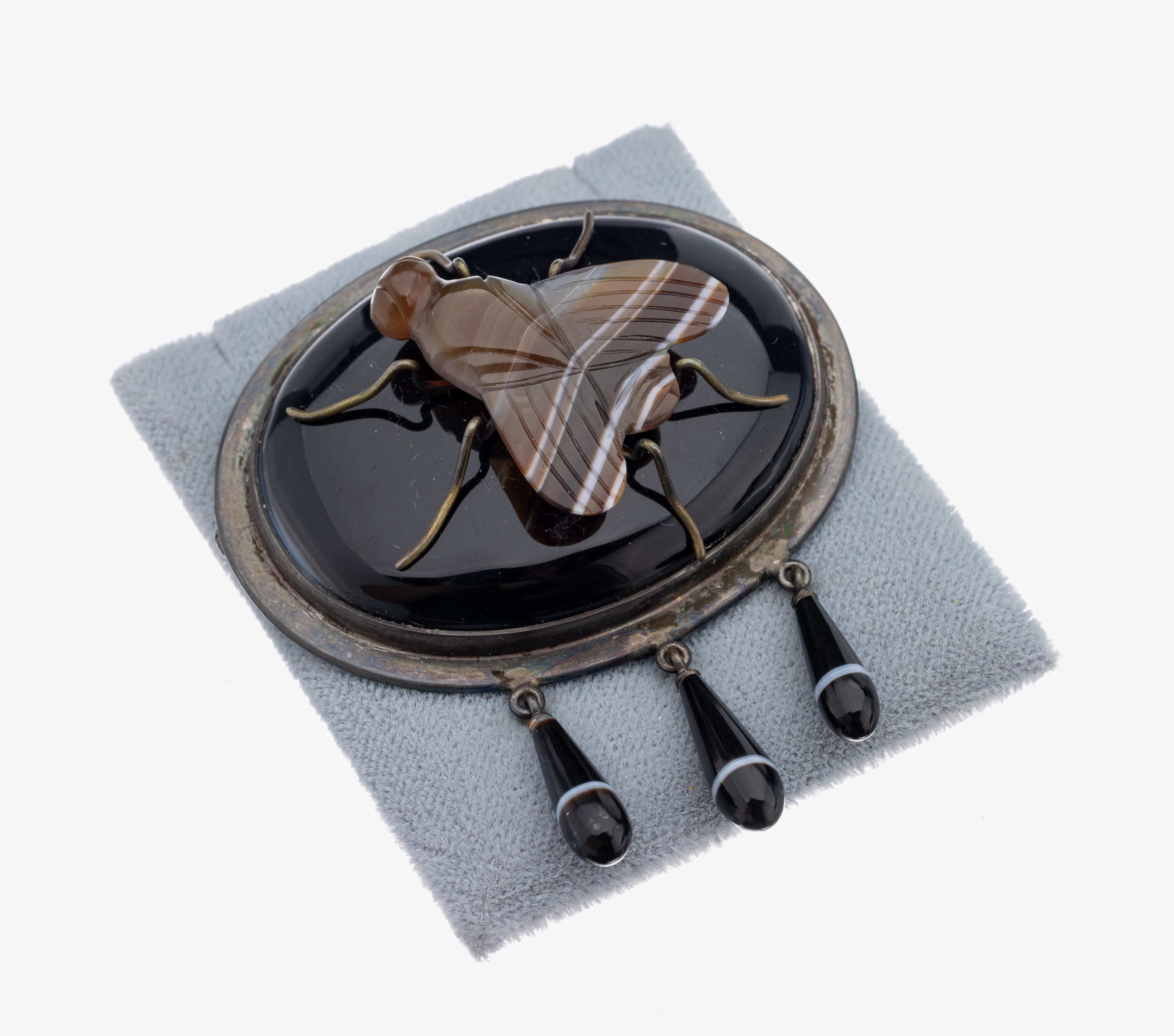 Achat-Brosche "Fliege", Idar-Oberstein um 1880/90, Metall versilbert, oval mit Streifenachat, aufgelegte vollplastische Fliege, 3 bewegl. ...