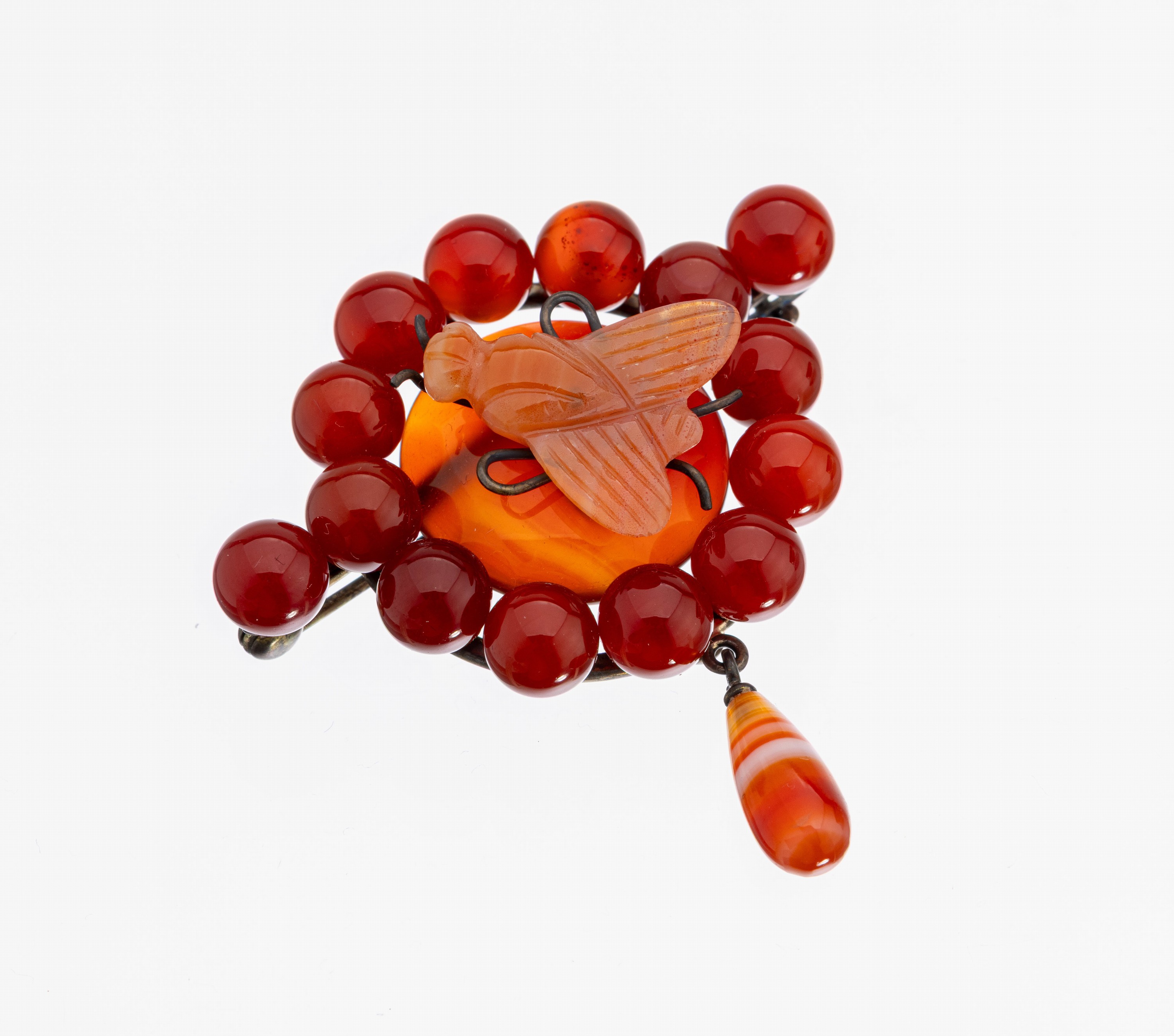 Brosche "Fliege" mit Achat, Idar-Oberstein um 1870/80, orangebrauner Achatplatte mit aufgelegter Fliege, Umrahmung aus Achat- kugeln, ...