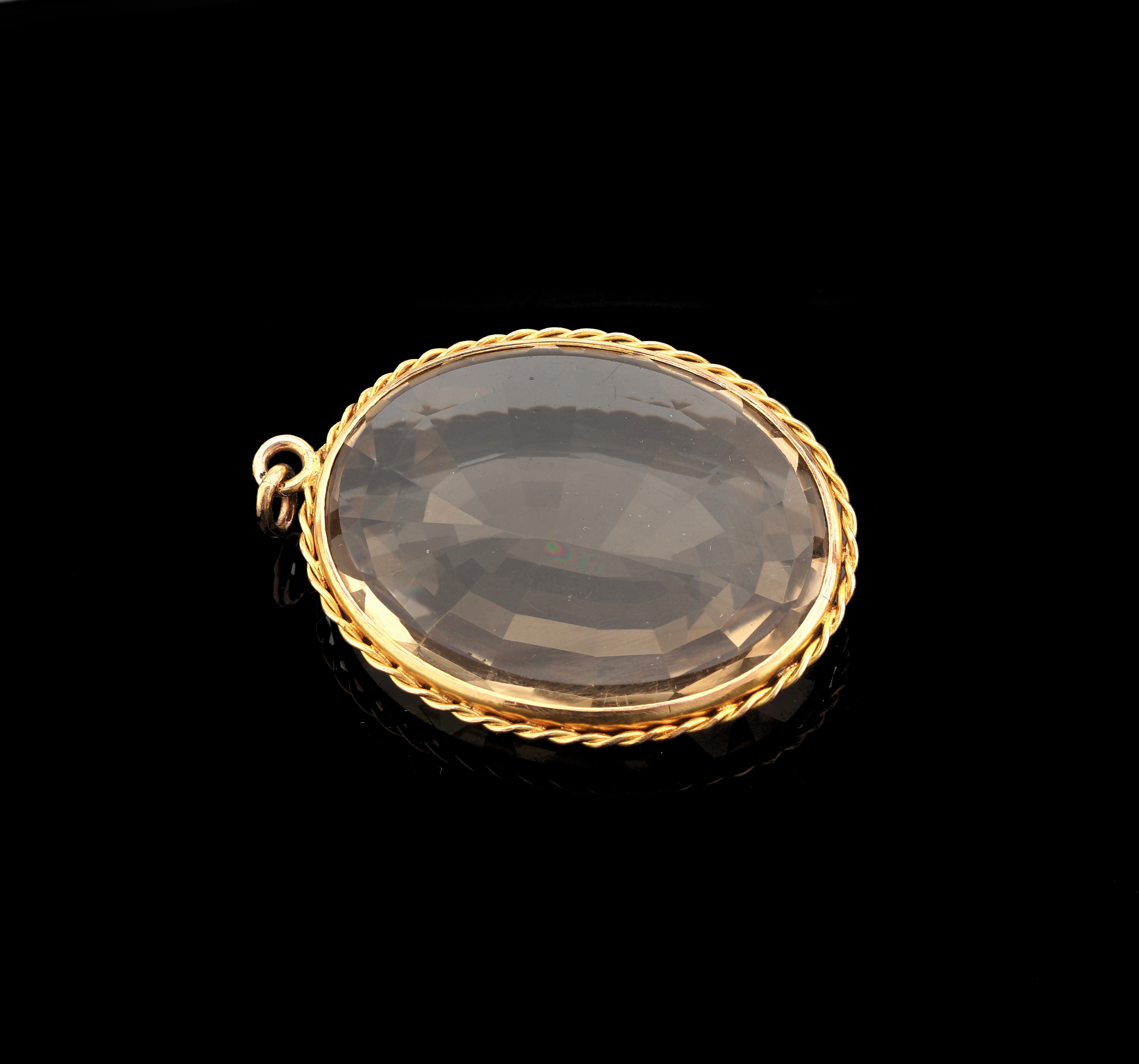 8 kt Gold Rauchquarz-Anhänger, GG 333/000, ovalfacett. Rauchquarz ca. 40 x 30 mm, flach geschliffen, Rahmen mit Kordeldraht, ca. 5.5 x 3.5 cm