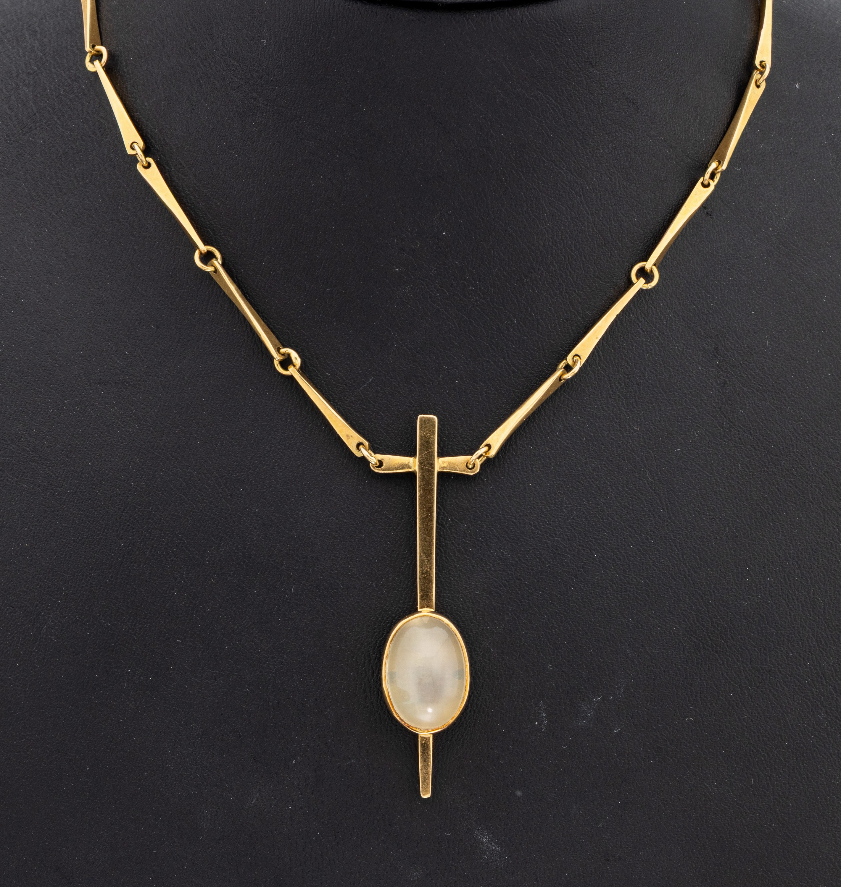 18 kt Gold Mondstein-Collier, GG 750/000, Mondsteincabochon, ausgefallener Entwurf, Magnetschließe, GG 585/000, L. ca. 45 cm, ca. 27.0 g, bez. ...