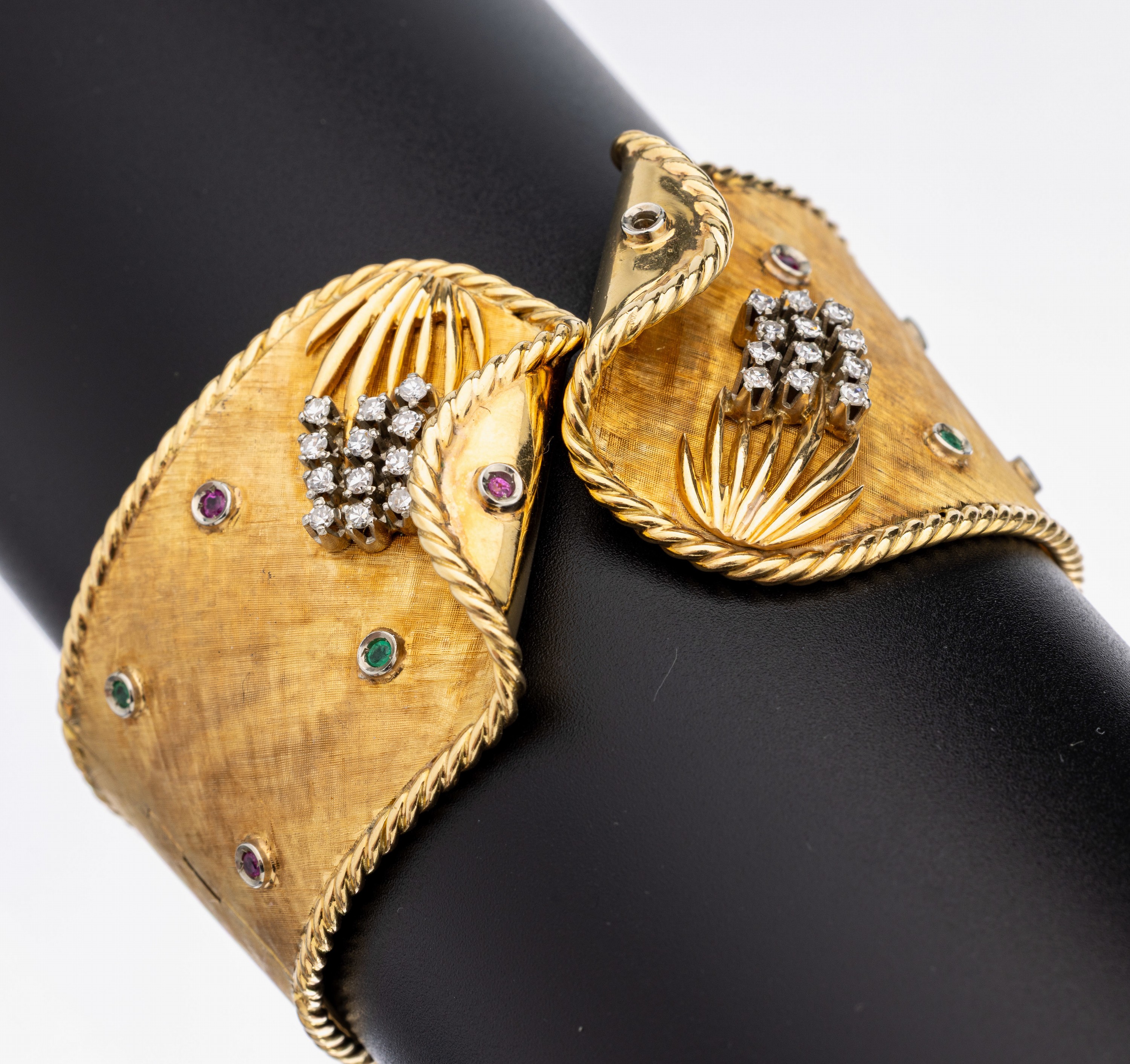 18 kt Gold Diamant-Farbstein-Armspange, GG 750/000, Oberfläche sat., Rand gekordelt, 24 8/8-Diamanten zus. ca. 0.30 ct Weiß/si, 4 rundfacett. ...