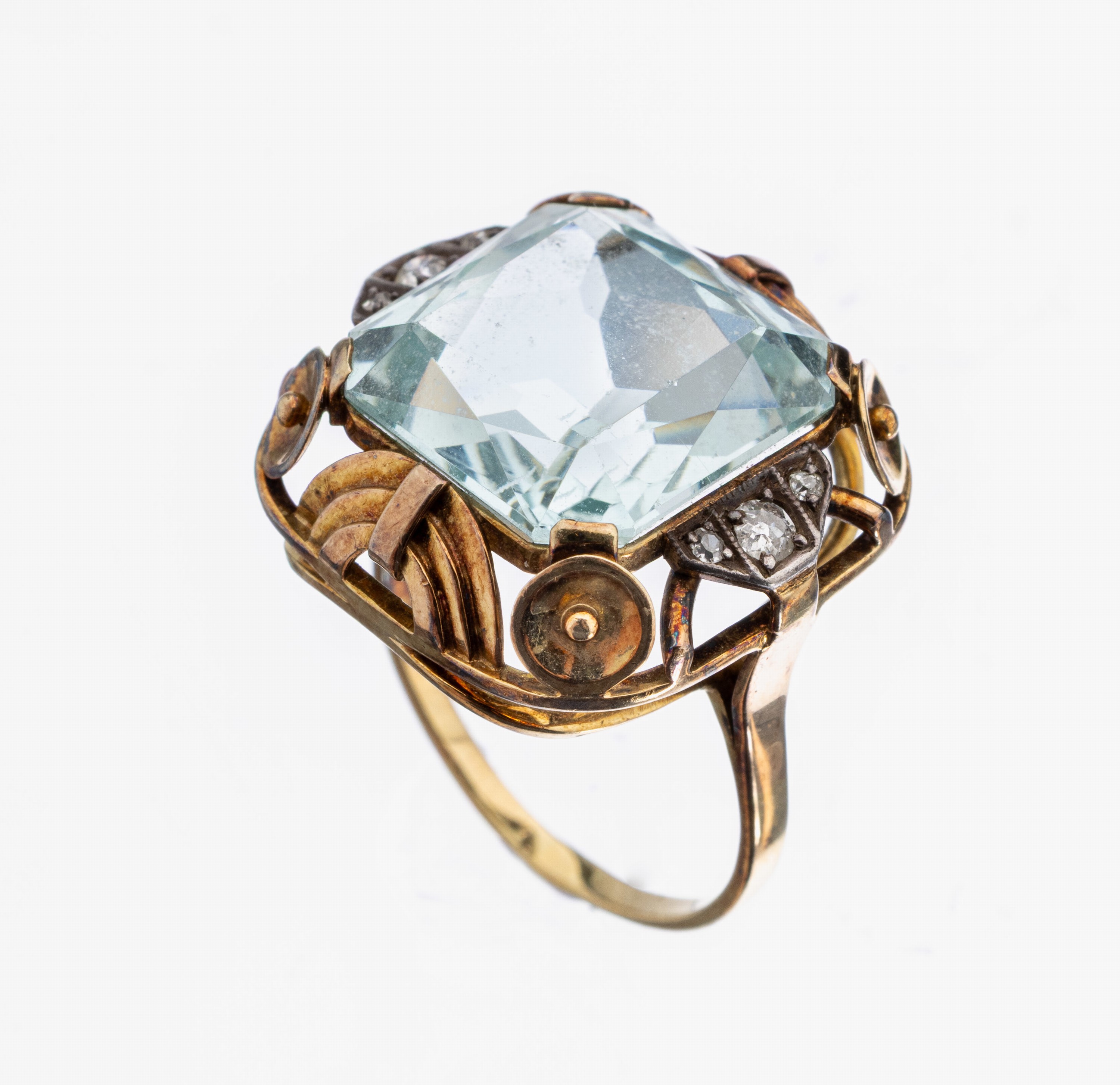 14 kt Gold Aquamarin-Diamant-Ring, um 1930, GG 585/000, facett. Aquamarin ca. 5 ct, 2 Altschliffdiamanten und 4 8/8-Diamanten zus. ca. 0.15 ct ...