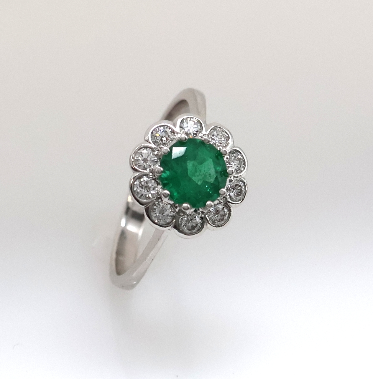 Detail f: 14 kt Gold Smaragd-Brillant-Ring, WG 585/000, mittig ein rundfacett. Smaragd ca. 1.25 ct von feiner Farbe, umgeben von 10 Brillanten zus. ca. 0.50 ...