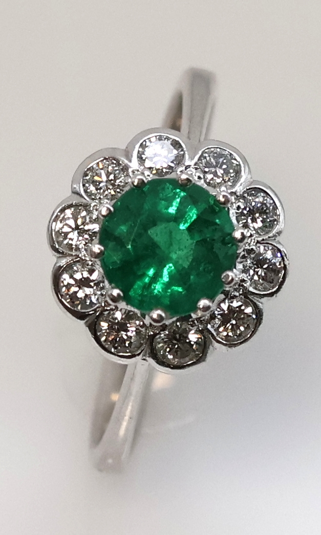 Detail g: 14 kt Gold Smaragd-Brillant-Ring, WG 585/000, mittig ein rundfacett. Smaragd ca. 1.25 ct von feiner Farbe, umgeben von 10 Brillanten zus. ca. 0.50 ...