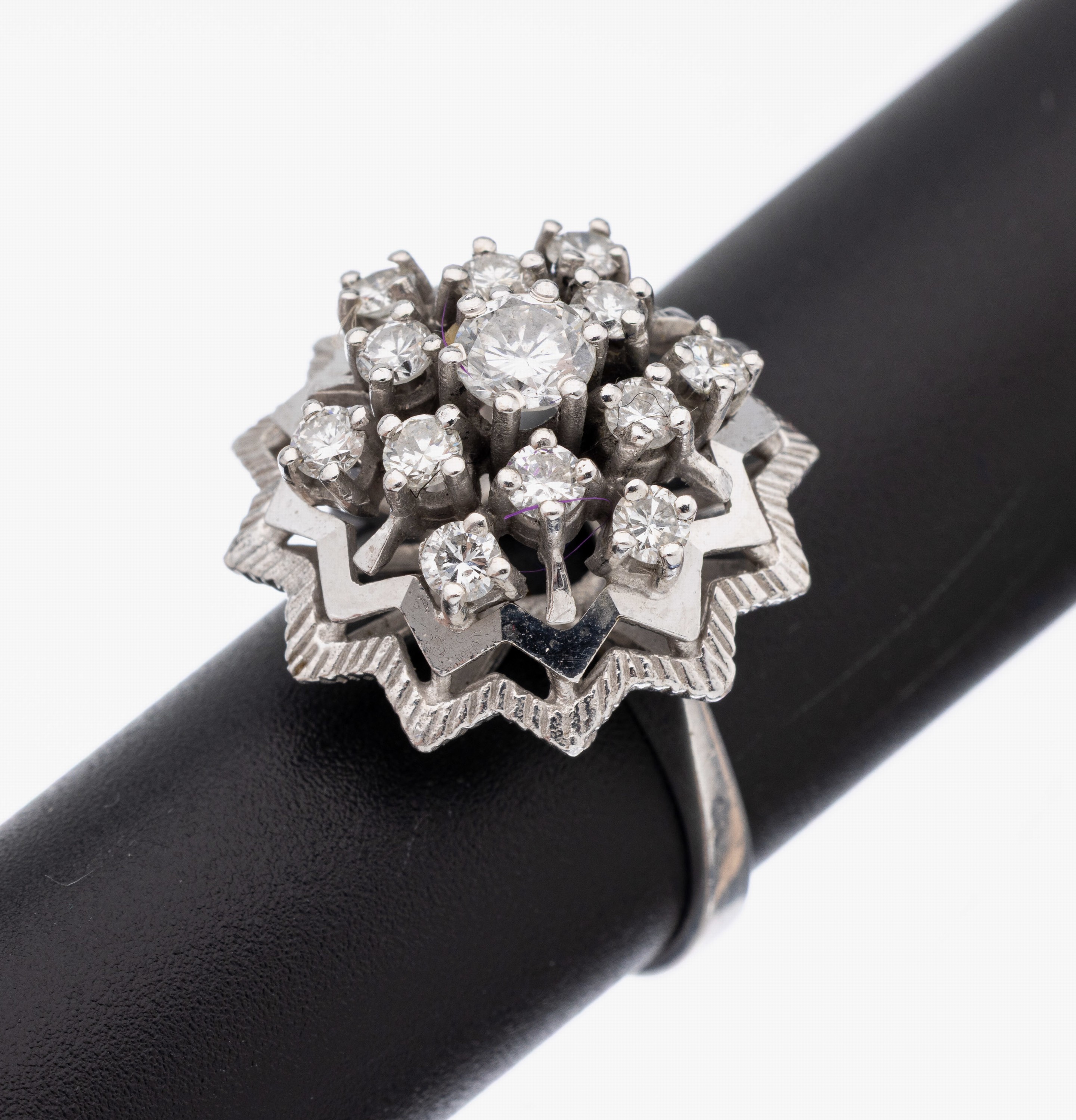 14 kt Gold Brillant-Ring, WG 585/000, blütenförm. Ringkopf, 13 Brillanten zus. ca. 1.0 ct Weiß/si, RW 54, ca. 7.2 g