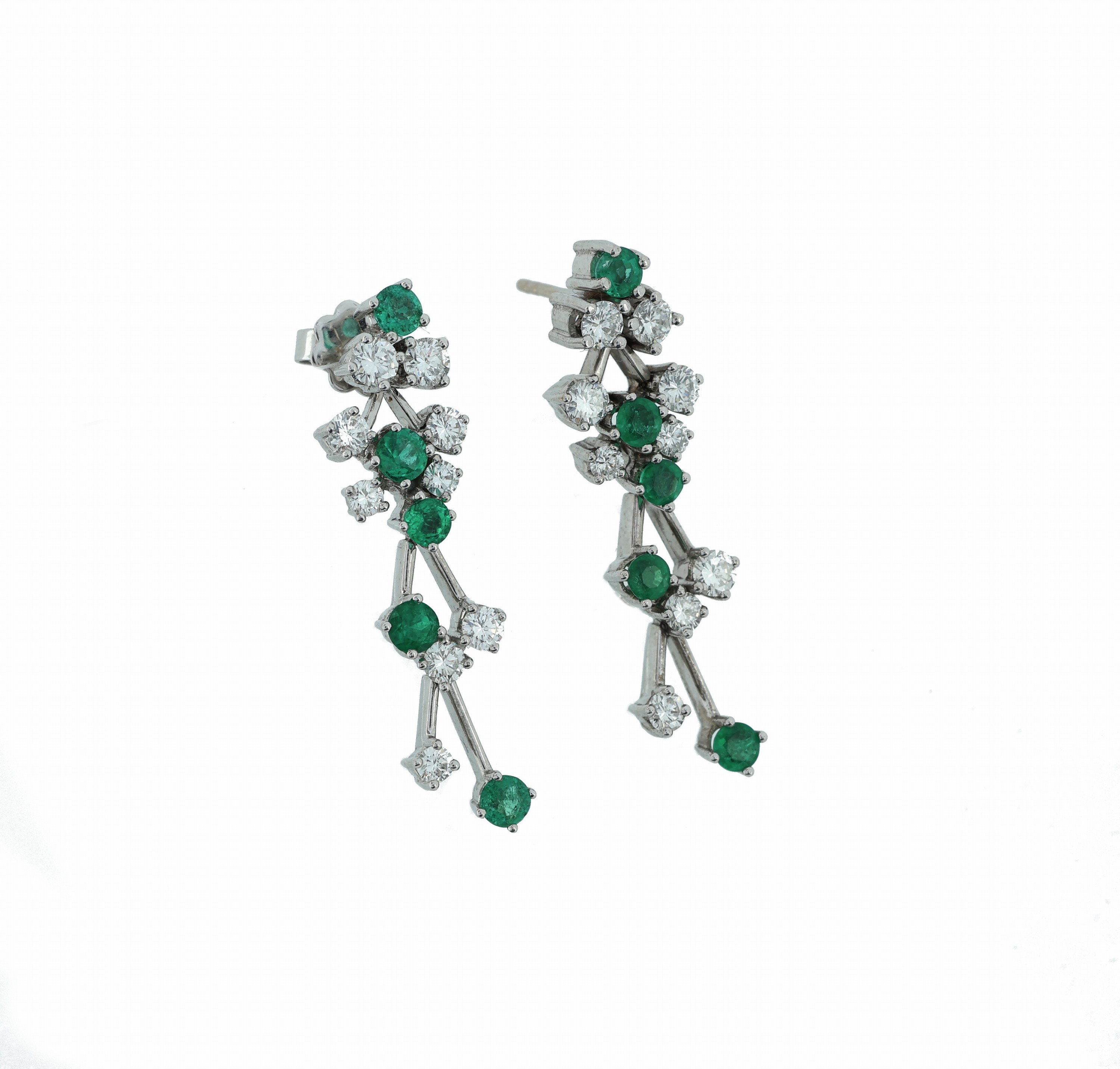 Paar 18 kt Gold Brillant-Smaragd-Ohrstecker, WG 750/000, 18 Brillanten zus. ca. 1.25 ct feines Weiß/vs, 10 rundfacett. Smaragde zus. ca. 0.50 ct, ...