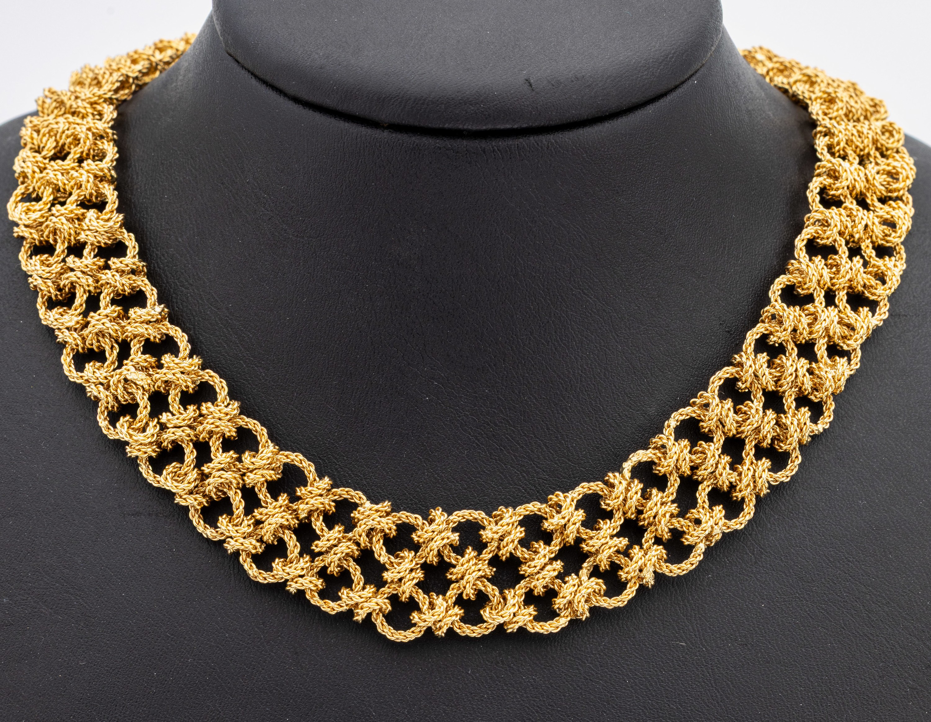 Ausgefallenes 18 kt Gold Collier, GG 750/000, in sich verschlungene Elemente, Kastenschloss mit Sicherheitsacht, ca. 117.3 g, L. ca. 40 cm, B. ca. ...