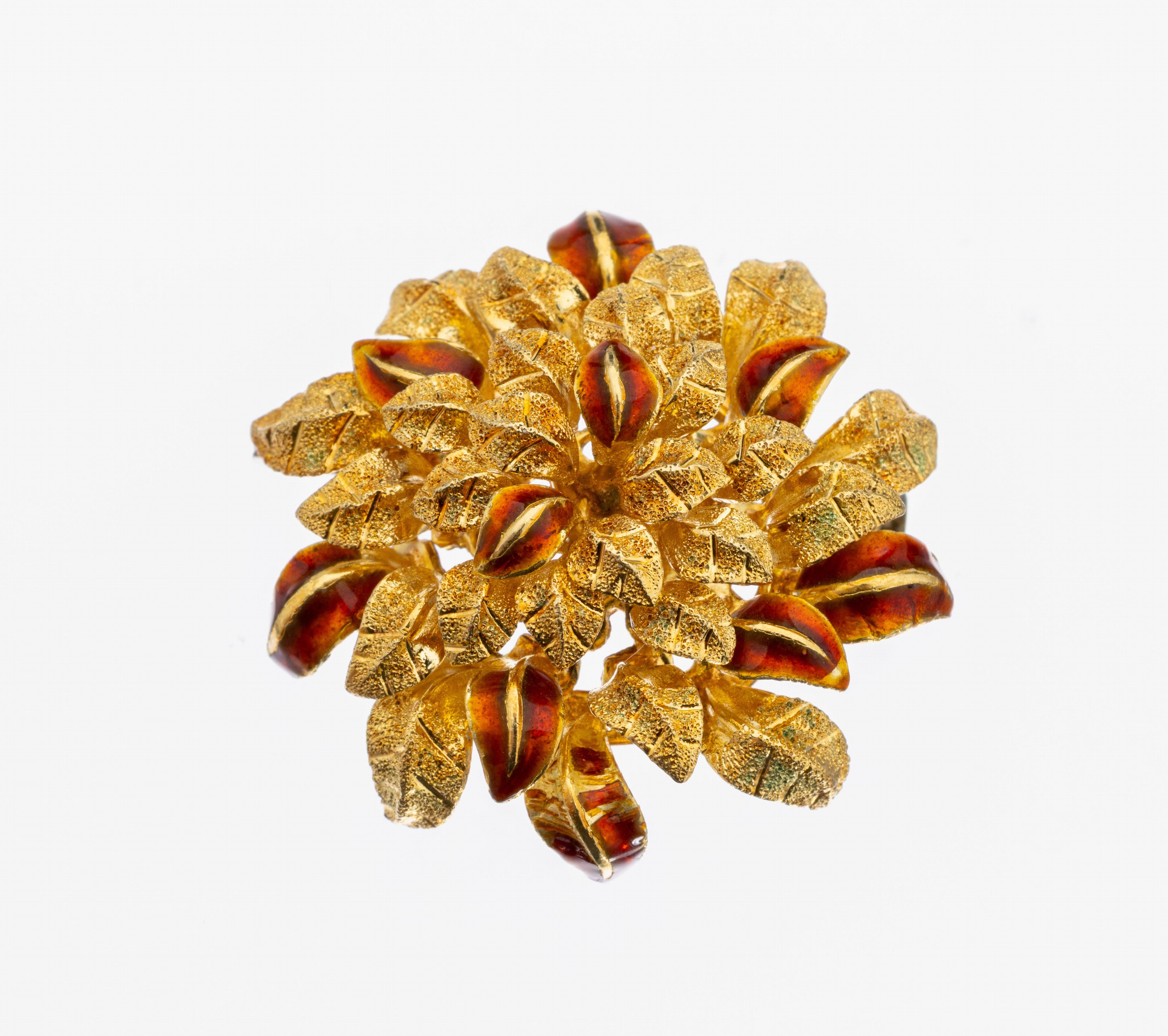 18 kt Gold Email-Brosche, GG 750/000, blütenförm., einzelne Blätter grav. und rot/braun emaill., z.T mit kl. Fehlstellen aufw. Handarbeit, ca. ...