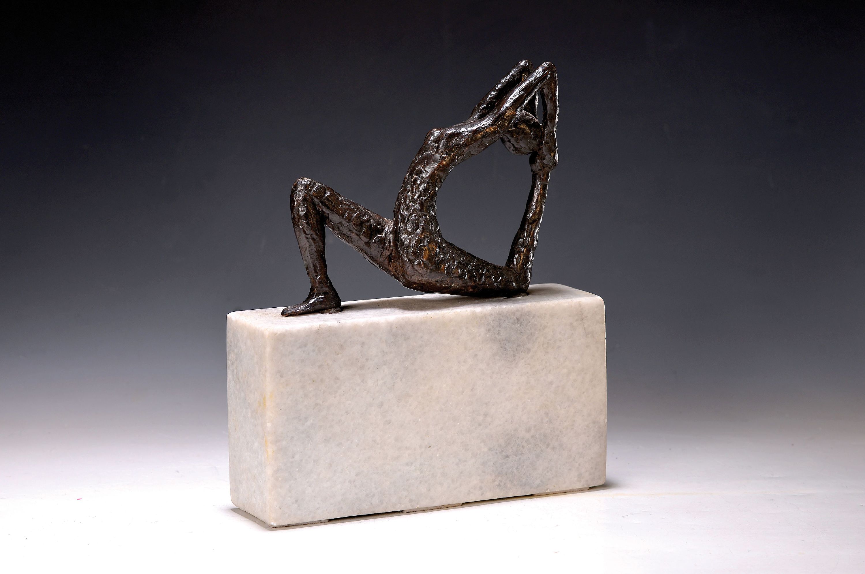 Bronzeskulptur, 2.Hälfte 20.Jh., patiniert, auf weißem Granitsockel, weiblicher Akt in akrobatischer Verrenkung, nonfinite Oberfläche