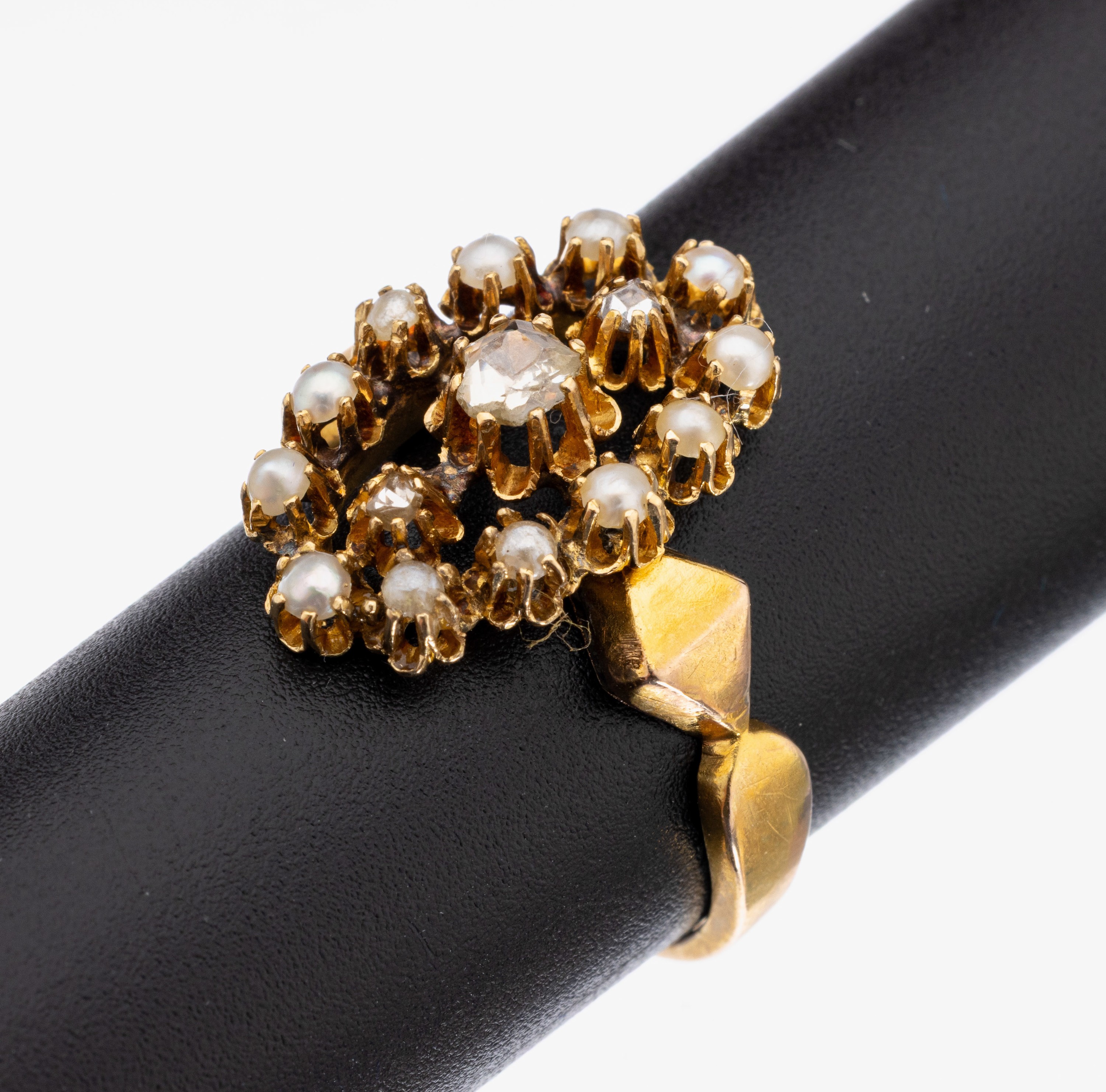 18 kt Gold Perl-Diamant-Ring, um 1880, GG 750/000, Altschliffdiamant und 2 kl. Diamantrosen, Halbperlchenbesatz, Schiffchenform, ca. 5.1 g, RW 59