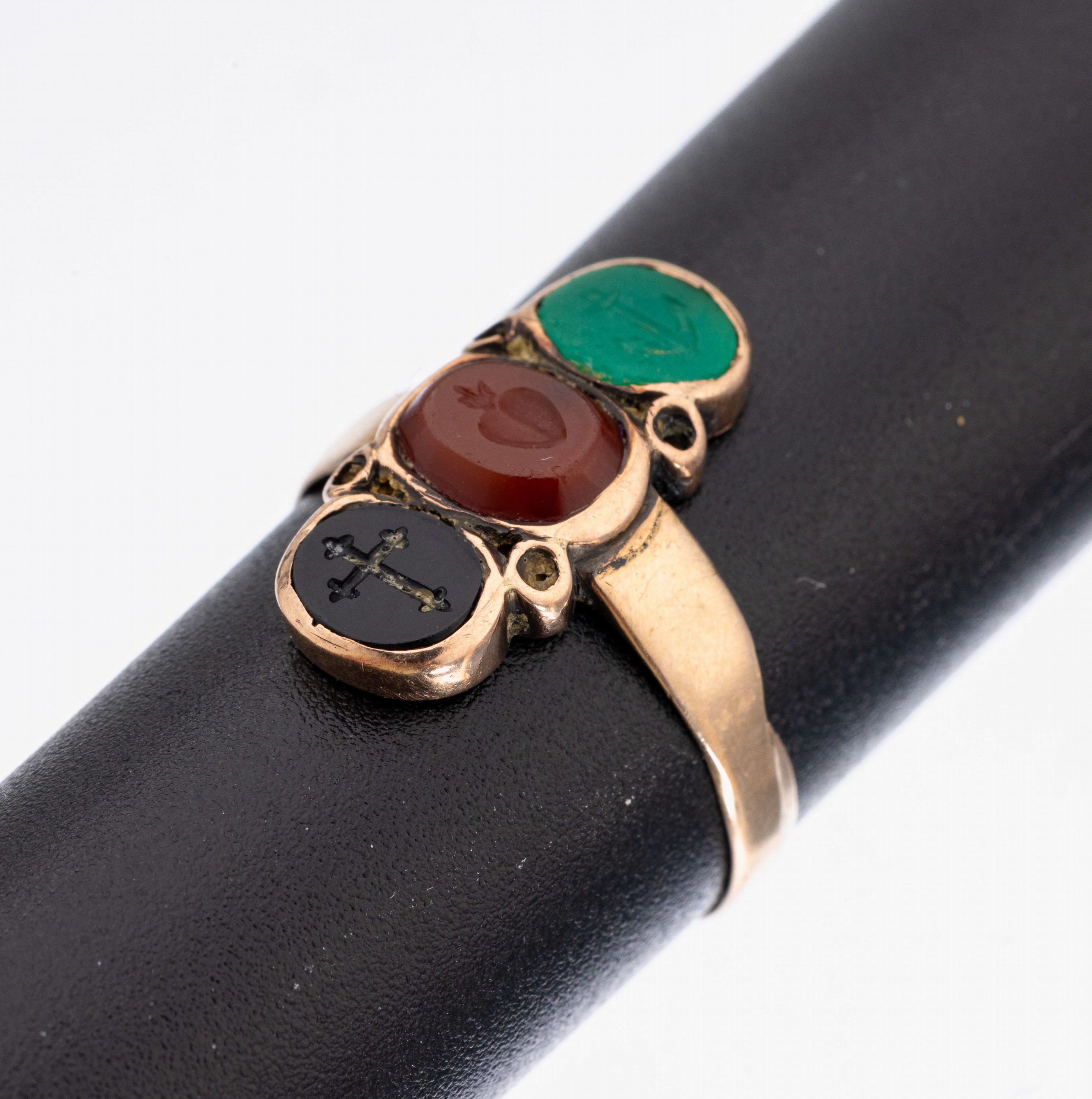 Außergewöhnlicher 8 kt Gold Siegelring, GG 333/000 gepr., deutsch um 1830/50, Onyx-, Karneol- und Grünachateinlage, Gravur mit Kreuz, Anker und ...