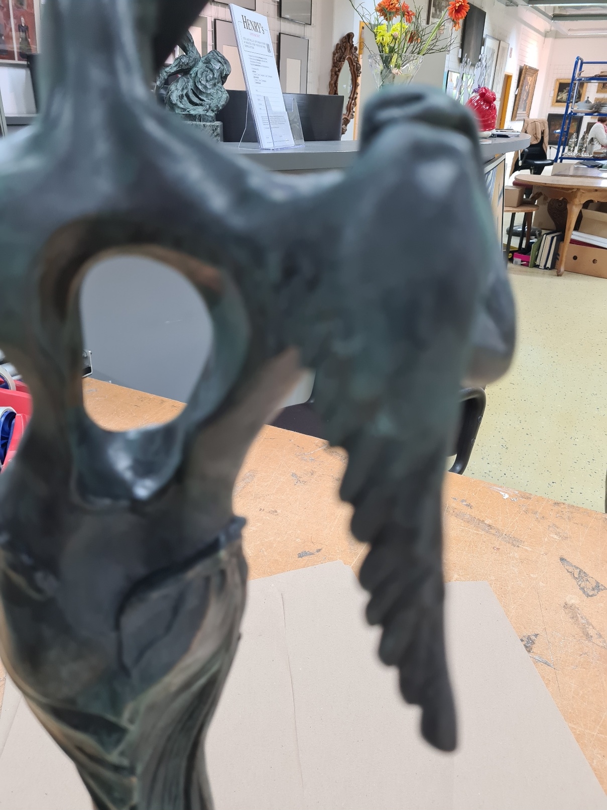 Detail c: Salvador Dali (1904-1989), Surrealistischer Engel (1984), Bronze, Ed. 902/1500, Edition Rom y Rom (Meisterwerke des 20.Jh., Rudolf Rom), ...