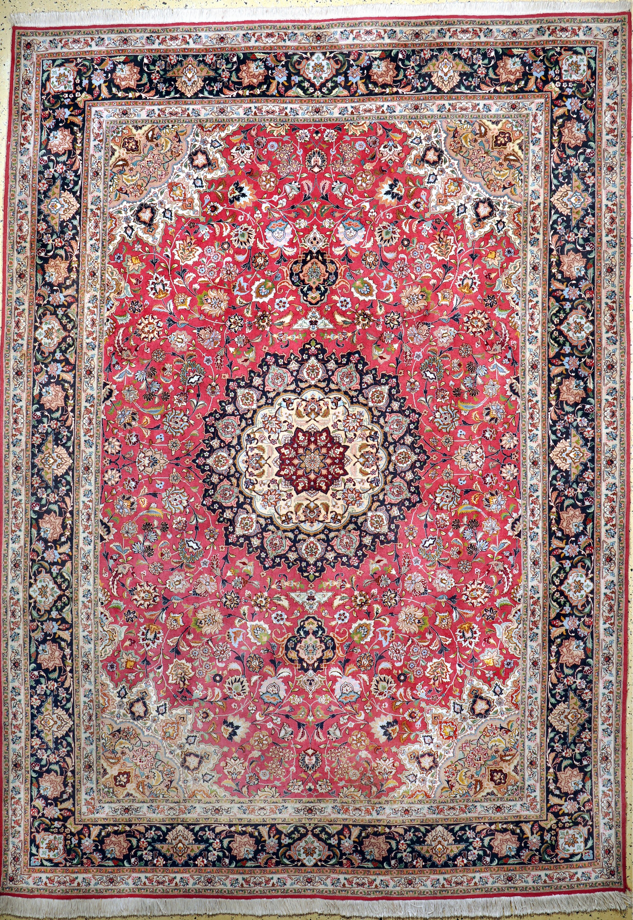 Täbriz fein(50 Raj), Persien, Ende 20.Jhd, Korkwolle mit Seide, ca. 356 x 252 cm, ca. 500.000 Kn/qm, leichte Mottenfraß am Rand ,EHZ: 2