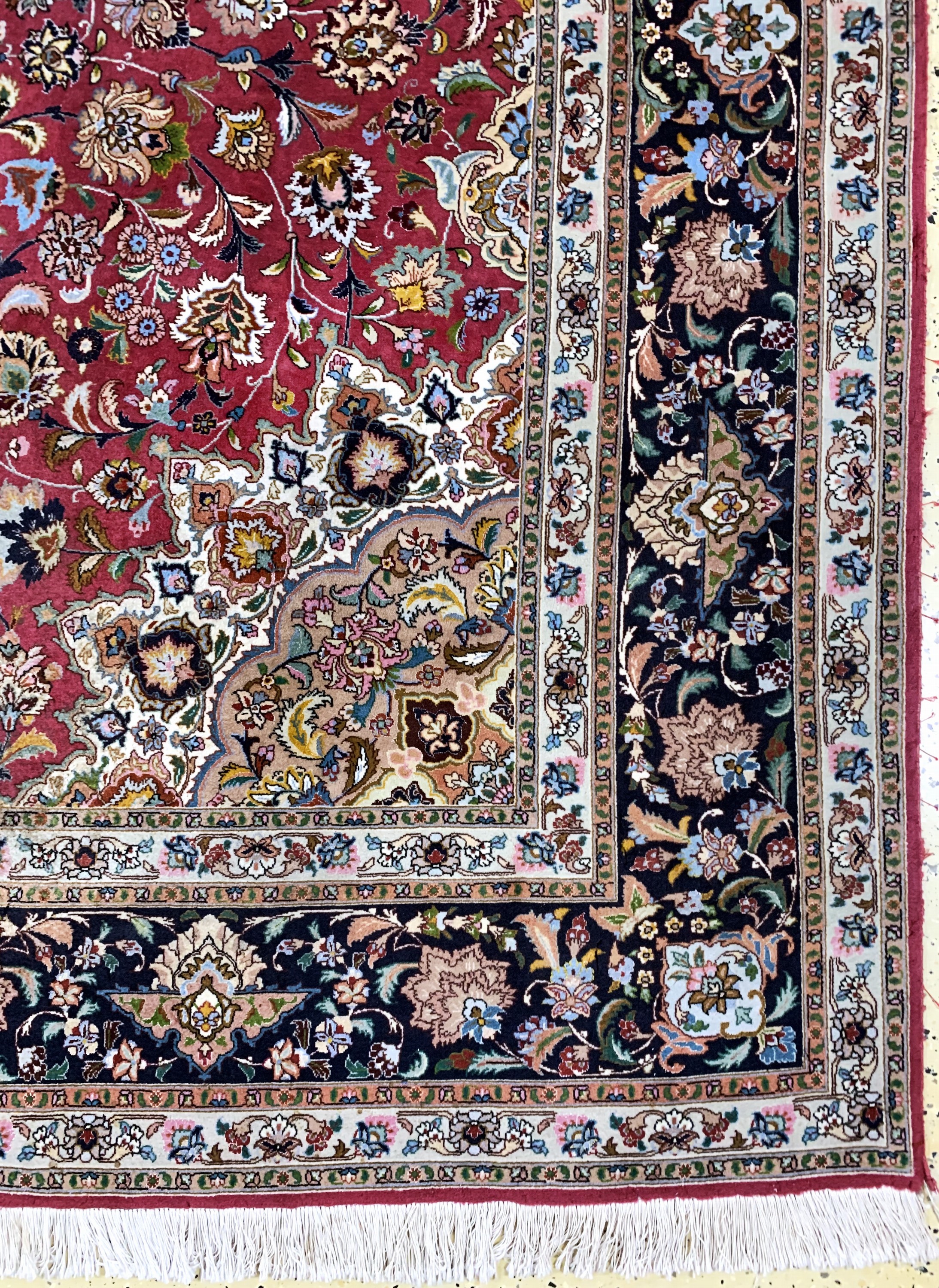 Detail a: Täbriz fein(50 Raj), Persien, Ende 20.Jhd, Korkwolle mit Seide, ca. 356 x 252 cm, ca. 500.000 Kn/qm, leichte Mottenfraß am Rand ,EHZ: 2
