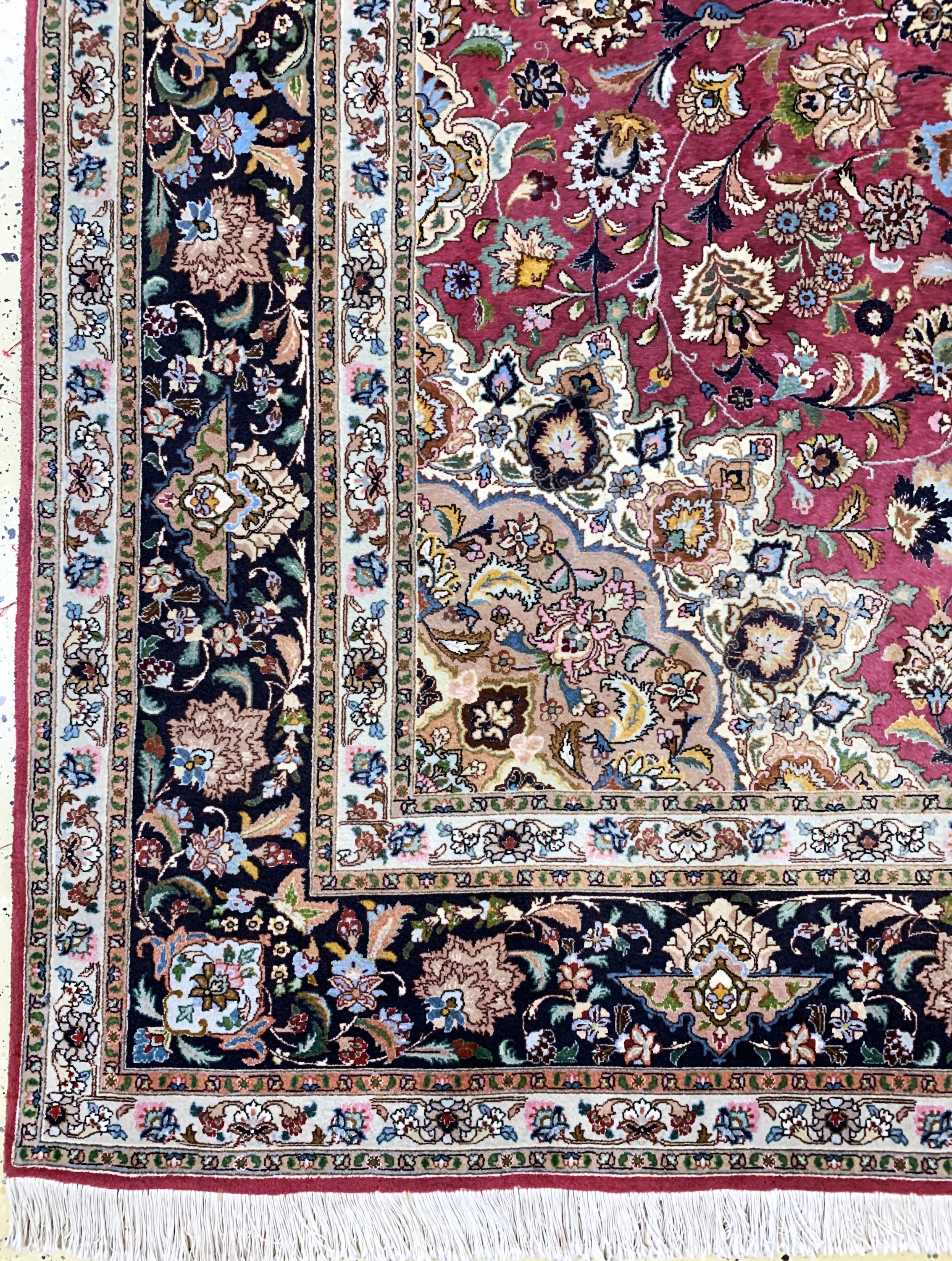 Detail b: Täbriz fein(50 Raj), Persien, Ende 20.Jhd, Korkwolle mit Seide, ca. 356 x 252 cm, ca. 500.000 Kn/qm, leichte Mottenfraß am Rand ,EHZ: 2