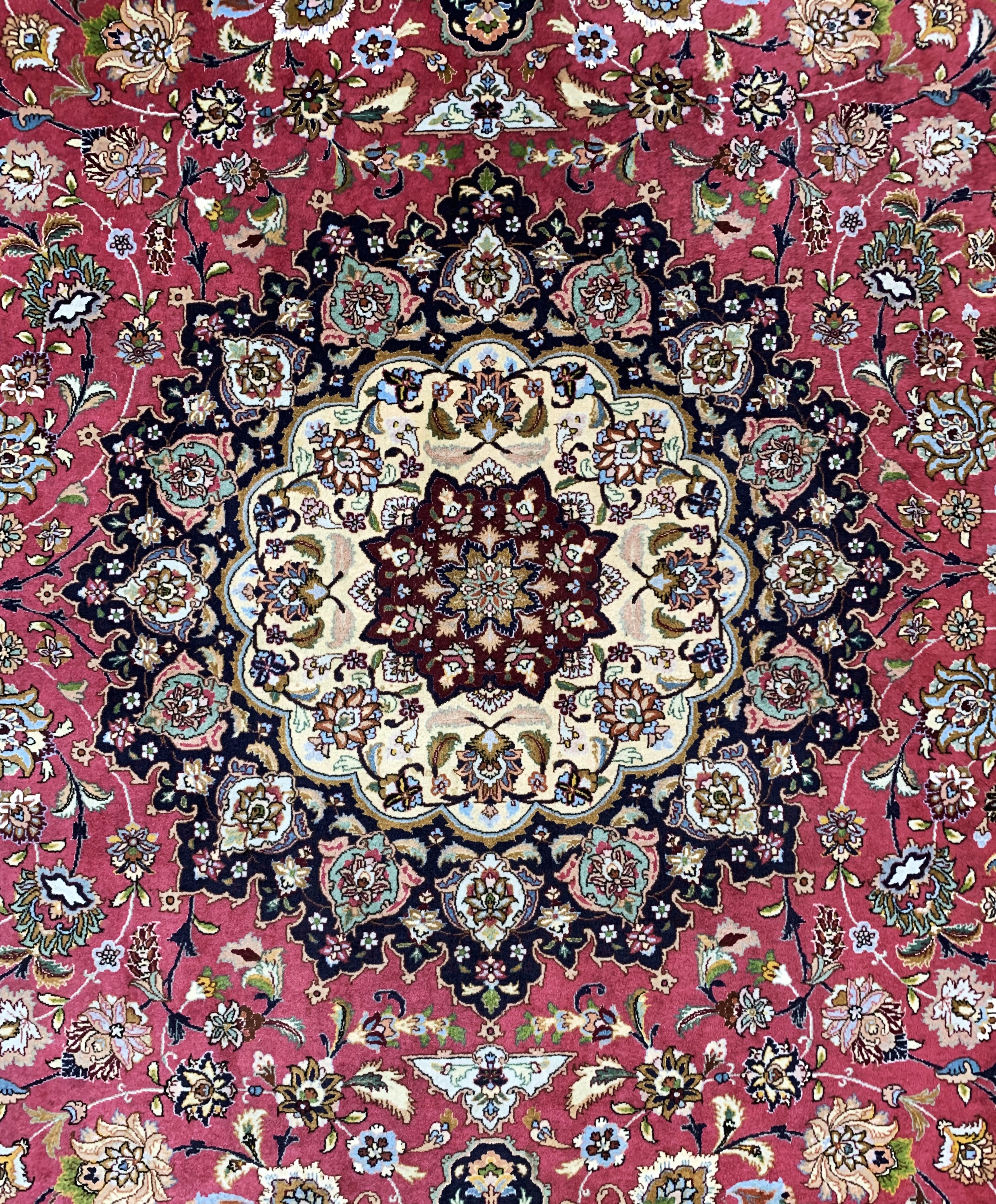 Detail c: Täbriz fein(50 Raj), Persien, Ende 20.Jhd, Korkwolle mit Seide, ca. 356 x 252 cm, ca. 500.000 Kn/qm, leichte Mottenfraß am Rand ,EHZ: 2