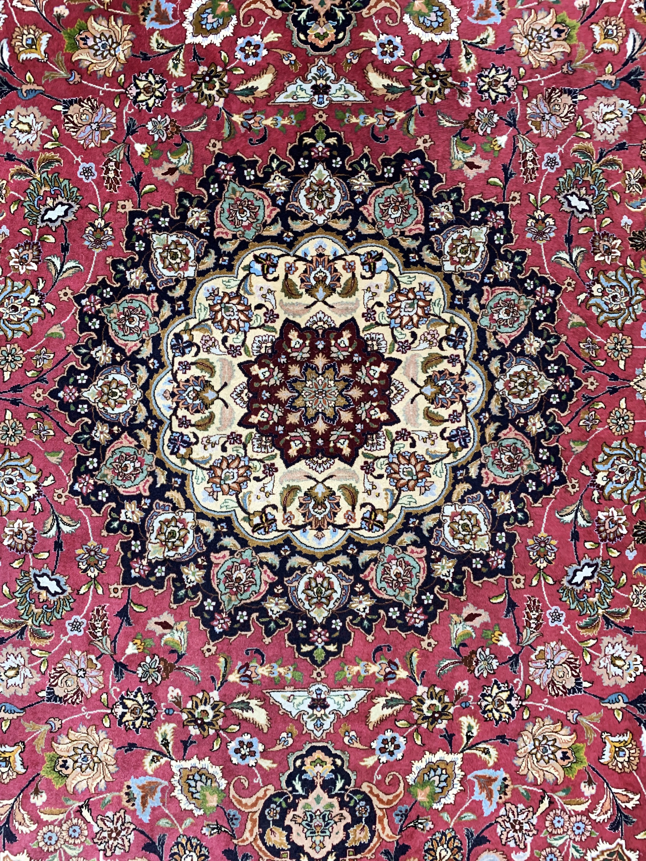 Detail d: Täbriz fein(50 Raj), Persien, Ende 20.Jhd, Korkwolle mit Seide, ca. 356 x 252 cm, ca. 500.000 Kn/qm, leichte Mottenfraß am Rand ,EHZ: 2
