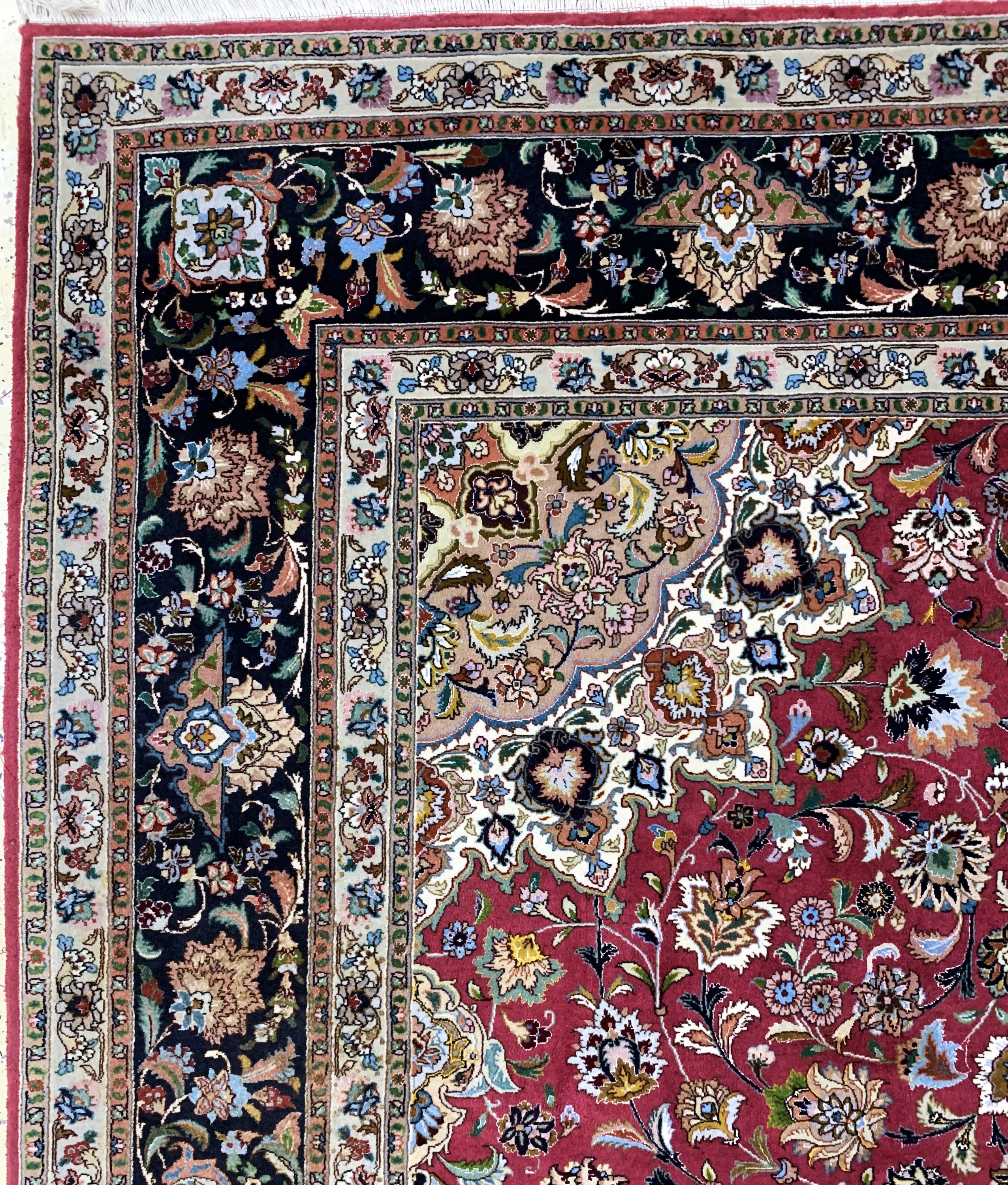Detail e: Täbriz fein(50 Raj), Persien, Ende 20.Jhd, Korkwolle mit Seide, ca. 356 x 252 cm, ca. 500.000 Kn/qm, leichte Mottenfraß am Rand ,EHZ: 2