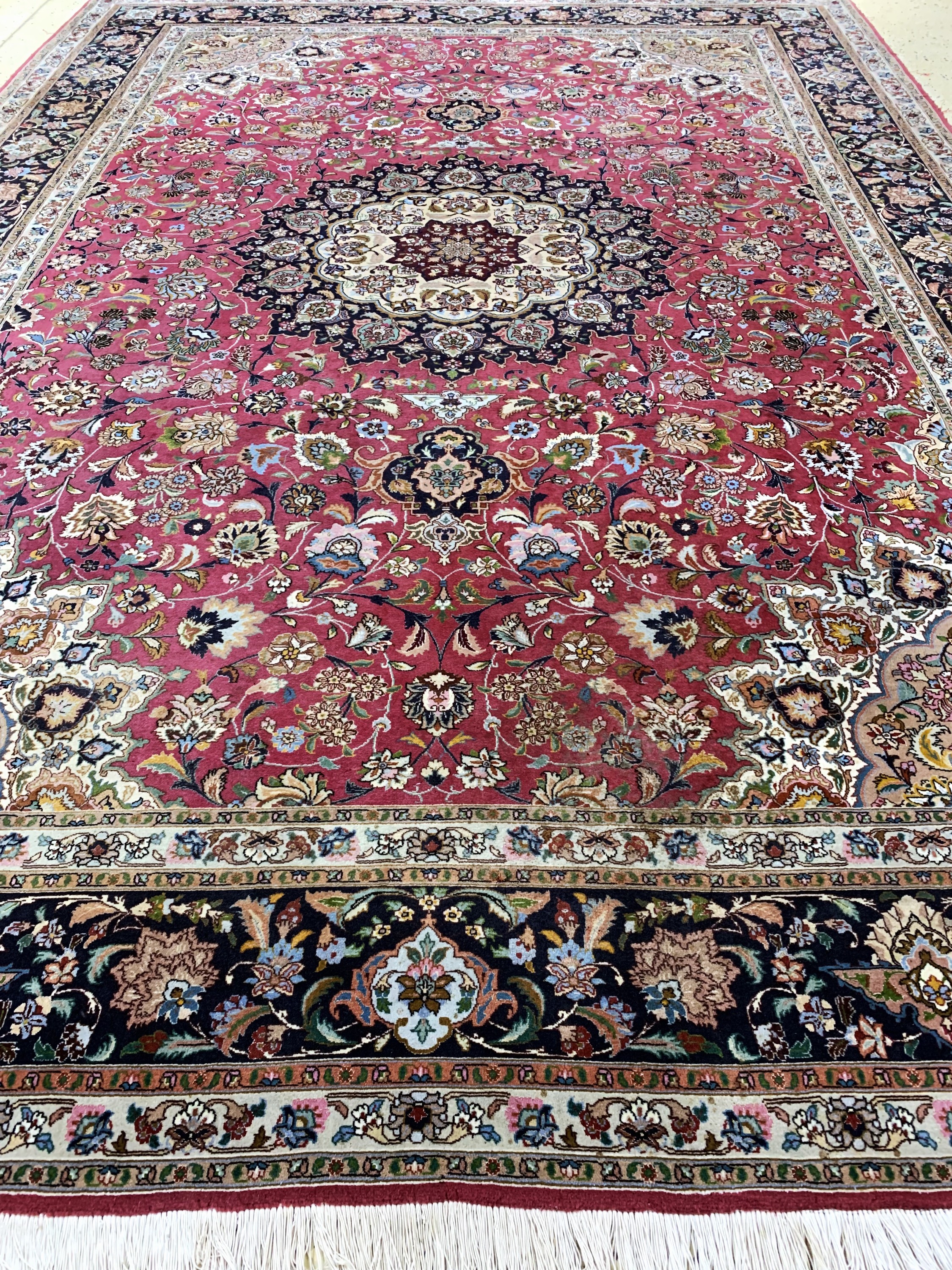 Detail g: Täbriz fein(50 Raj), Persien, Ende 20.Jhd, Korkwolle mit Seide, ca. 356 x 252 cm, ca. 500.000 Kn/qm, leichte Mottenfraß am Rand ,EHZ: 2