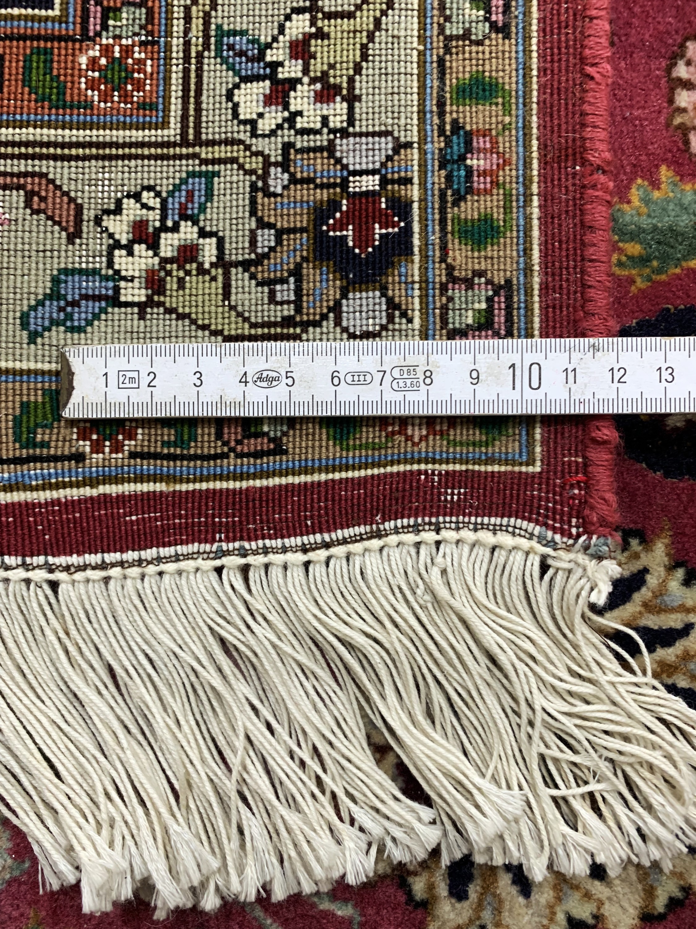 Detail h: Täbriz fein(50 Raj), Persien, Ende 20.Jhd, Korkwolle mit Seide, ca. 356 x 252 cm, ca. 500.000 Kn/qm, leichte Mottenfraß am Rand ,EHZ: 2