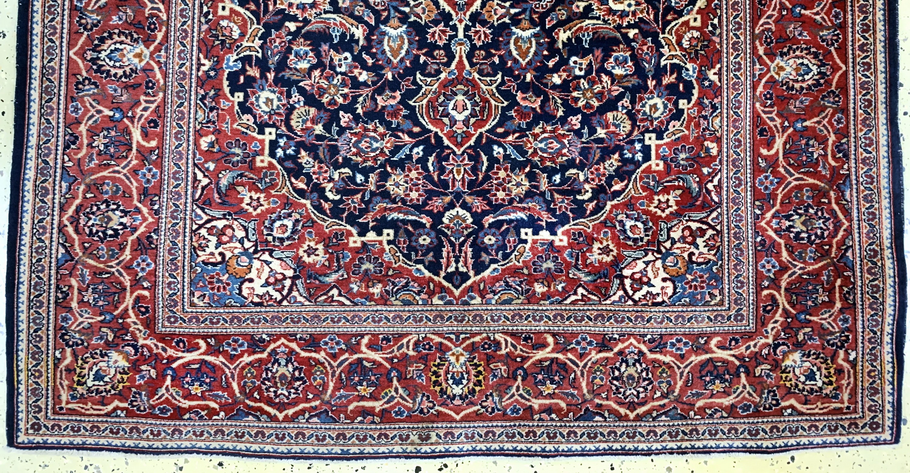 Detail c: Keschan Kork alt, Persien, Anfang 20.Jhd, Korkwolle auf Baumwolle, ca. 205 x 133 cm, leichte Mottenfraß am Rand, EHZ: 2