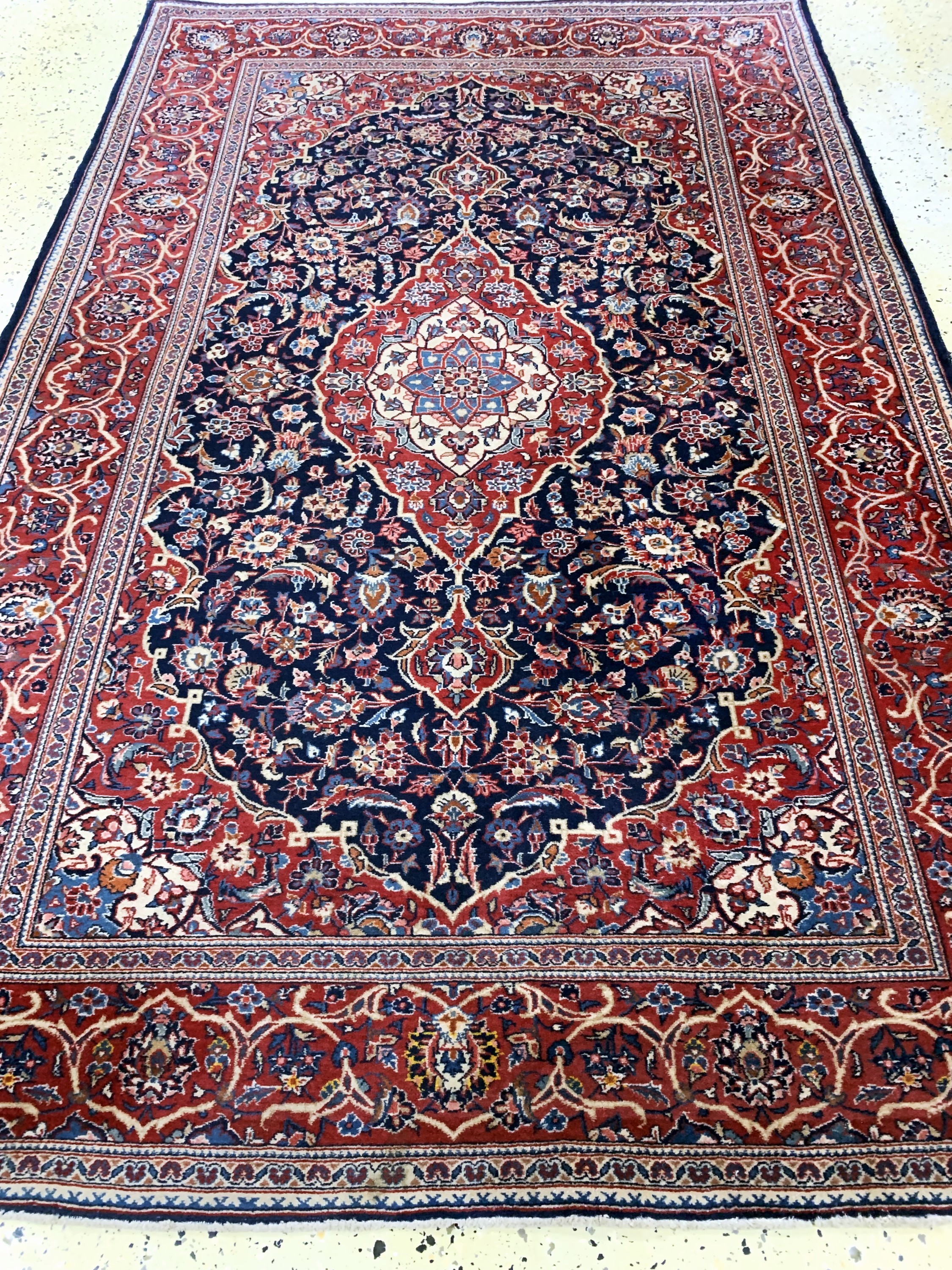 Detail d: Keschan Kork alt, Persien, Anfang 20.Jhd, Korkwolle auf Baumwolle, ca. 205 x 133 cm, leichte Mottenfraß am Rand, EHZ: 2