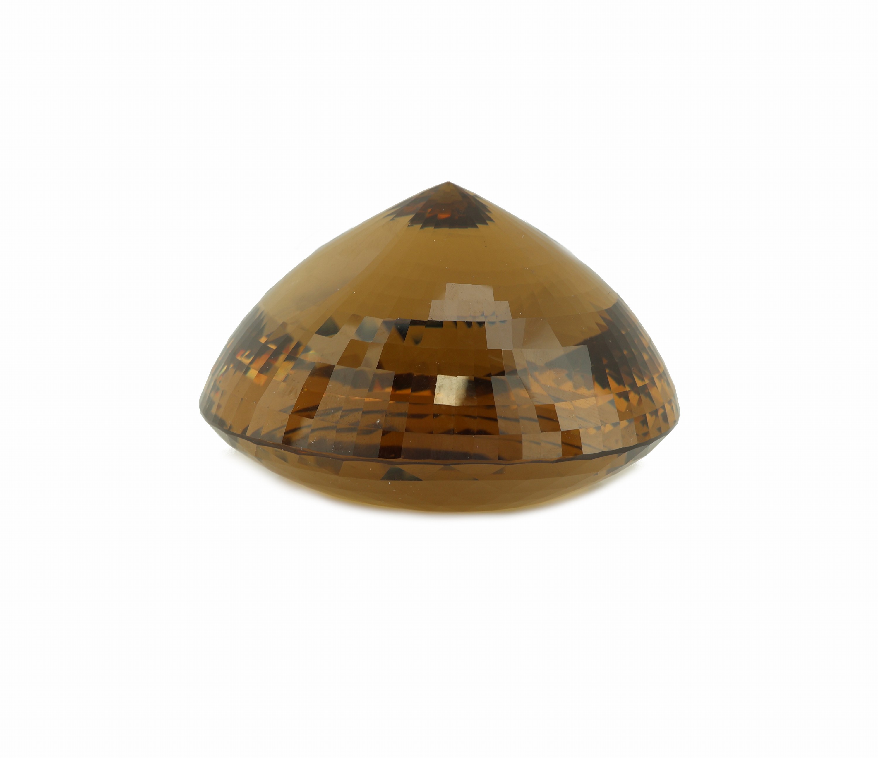 Detail c: Großer rundfacett. Rauchquarz ca. 1215 ct, D. ca. 67.1 mm, H. ca. 43.1 mm, kl. Chip auf Kalette, min. Gebr.- Spuren