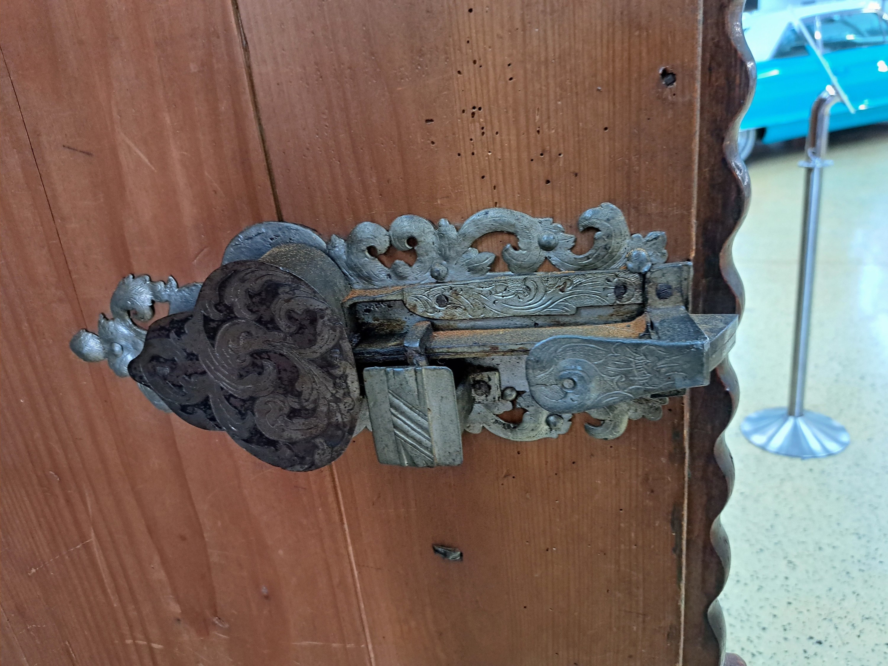 Detail c: Fassadenschrank, wohl Raum Ulm, 18.Jh., Eiche massiv und Nußbaumfurnier, zweitürig, Front mit aufgesetzten Füllungen, vorgesetzte ...