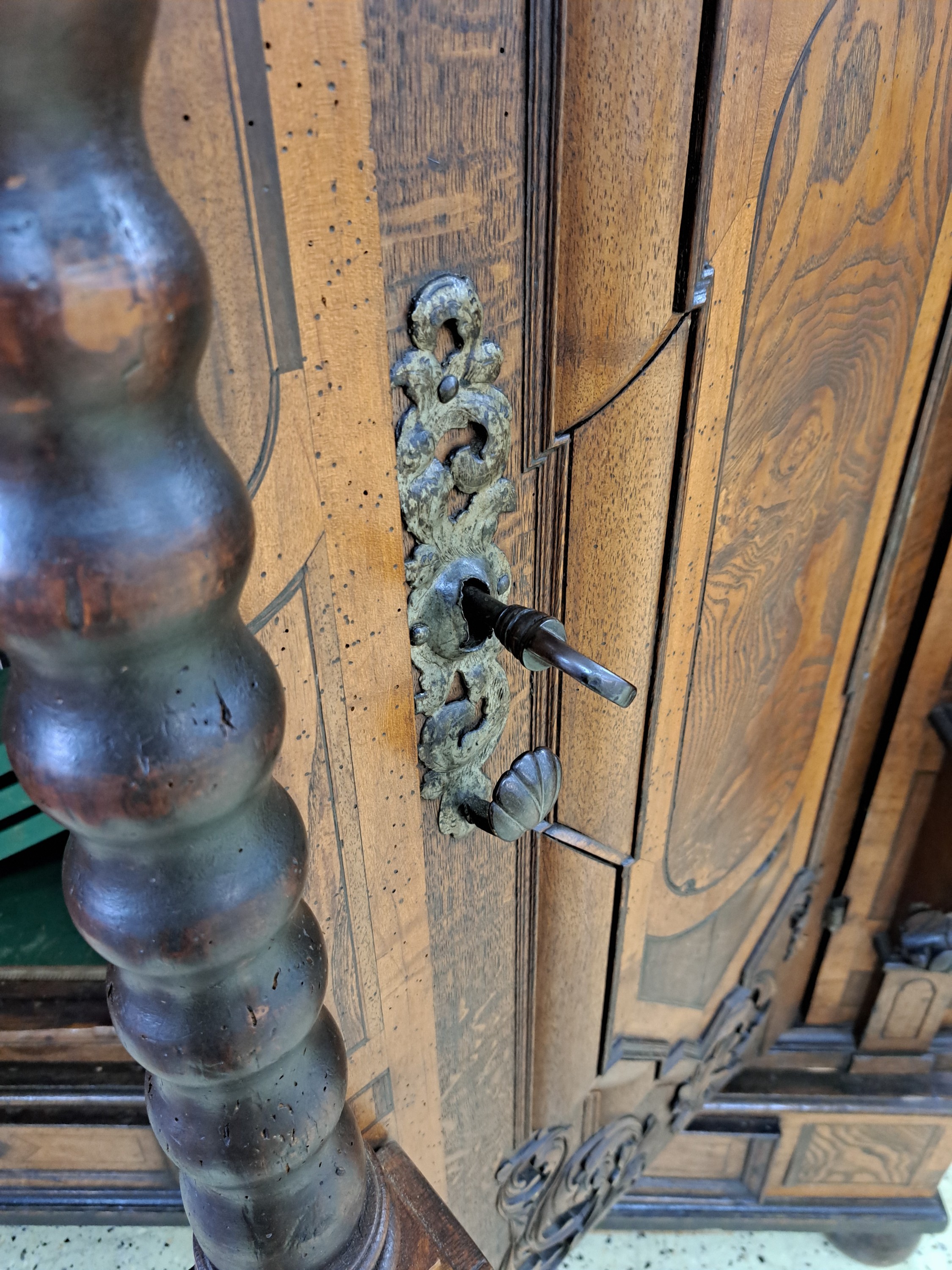Detail d: Fassadenschrank, wohl Raum Ulm, 18.Jh., Eiche massiv und Nußbaumfurnier, zweitürig, Front mit aufgesetzten Füllungen, vorgesetzte ...