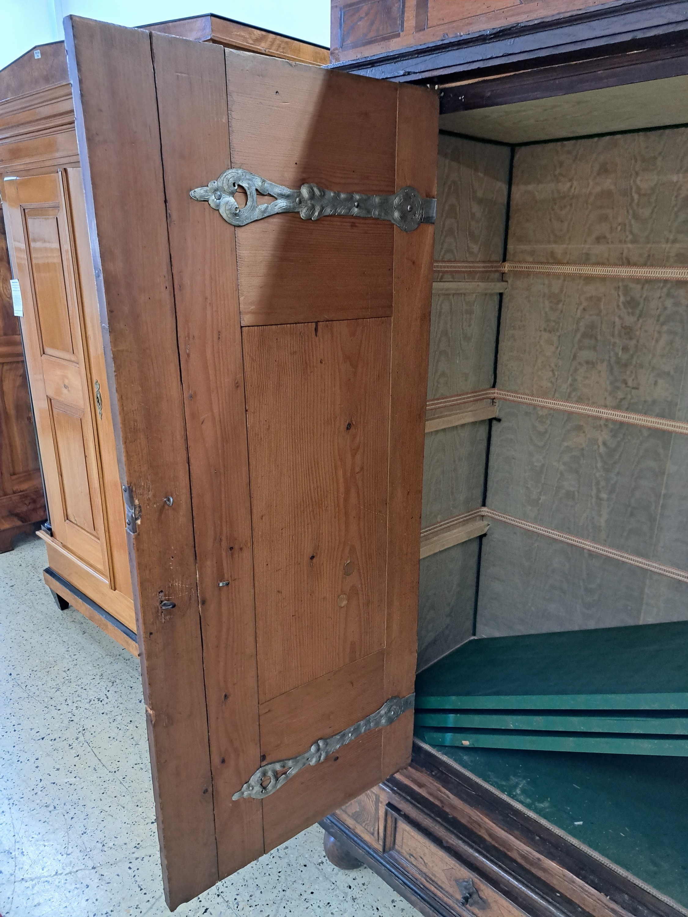 Detail e: Fassadenschrank, wohl Raum Ulm, 18.Jh., Eiche massiv und Nußbaumfurnier, zweitürig, Front mit aufgesetzten Füllungen, vorgesetzte ...