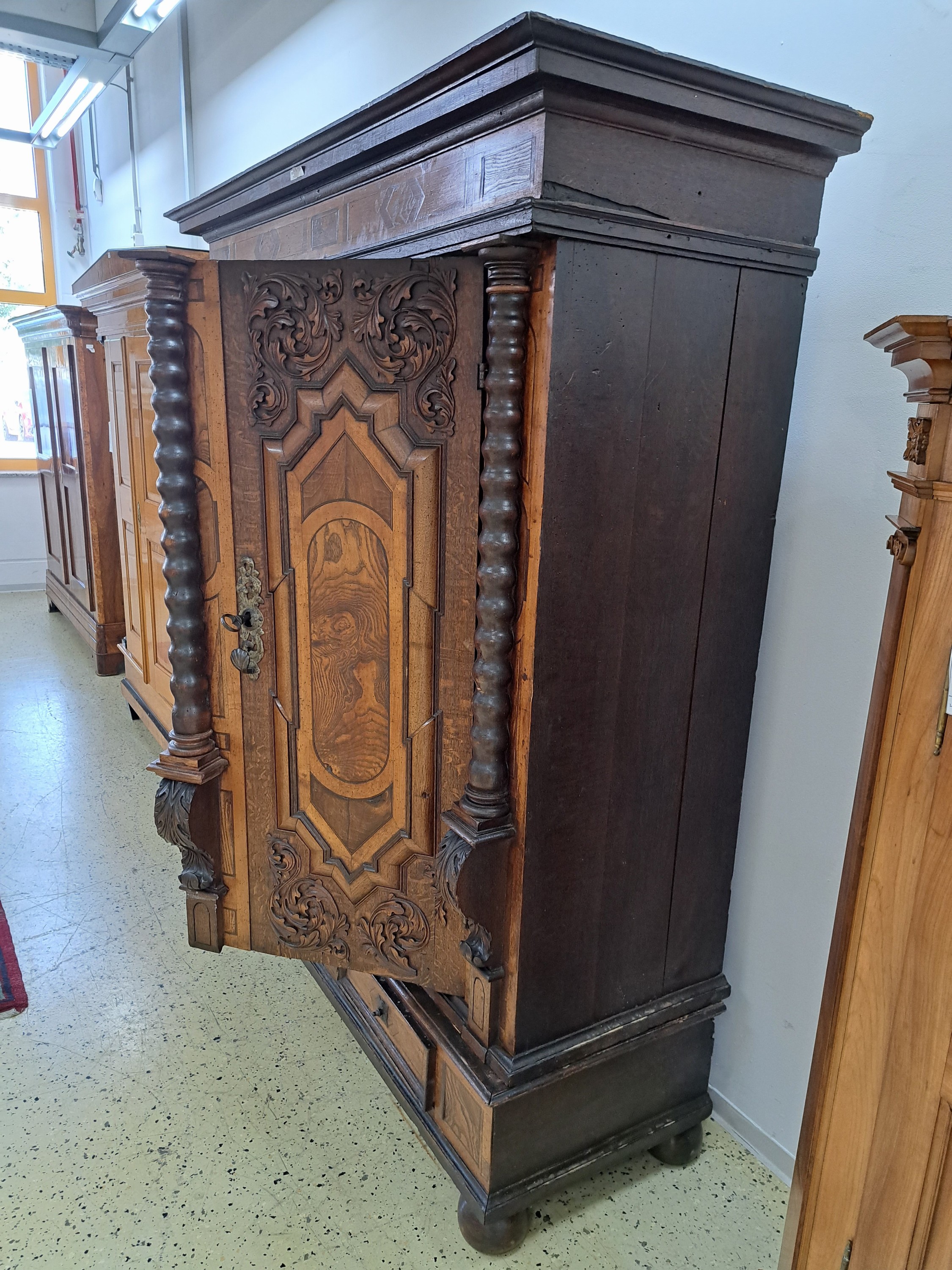 Detail h: Fassadenschrank, wohl Raum Ulm, 18.Jh., Eiche massiv und Nußbaumfurnier, zweitürig, Front mit aufgesetzten Füllungen, vorgesetzte ...
