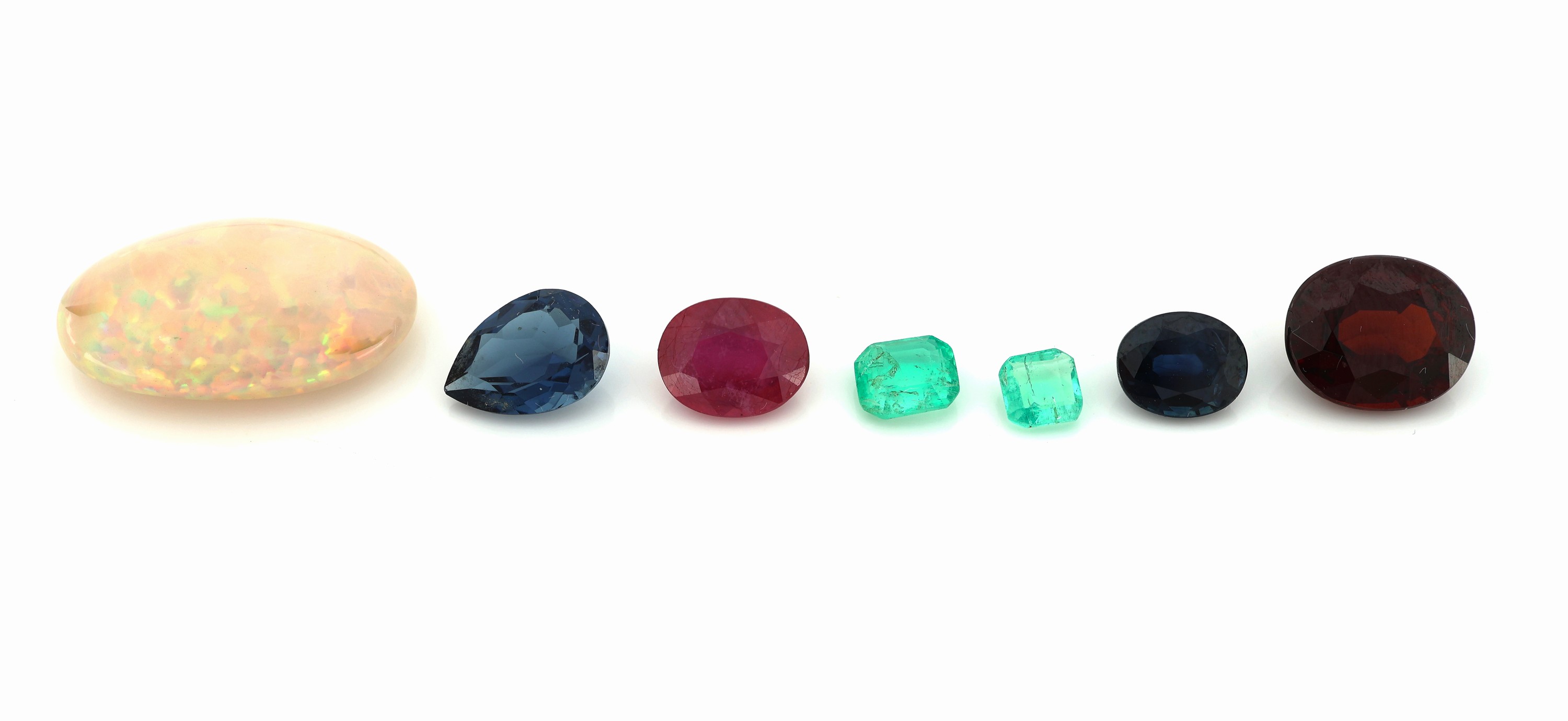 Lot lose Farbsteine, 2 Smaragde, 2 Saphire, 1 Rubin, 1 Granat, 1 Opal, versch. Schliff- formen, zus. ca. 20.4 ct