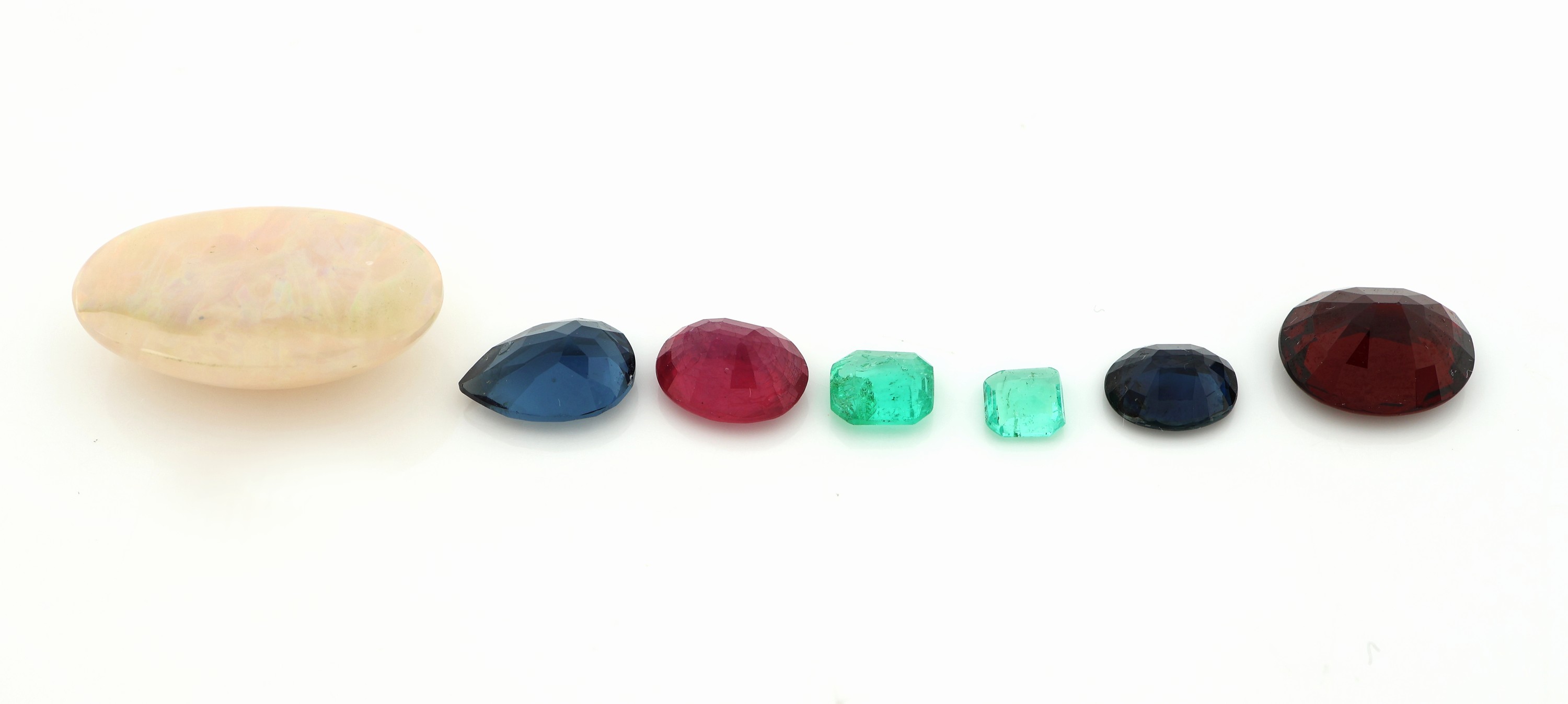 Detail a: Lot lose Farbsteine, 2 Smaragde, 2 Saphire, 1 Rubin, 1 Granat, 1 Opal, versch. Schliff- formen, zus. ca. 20.4 ct