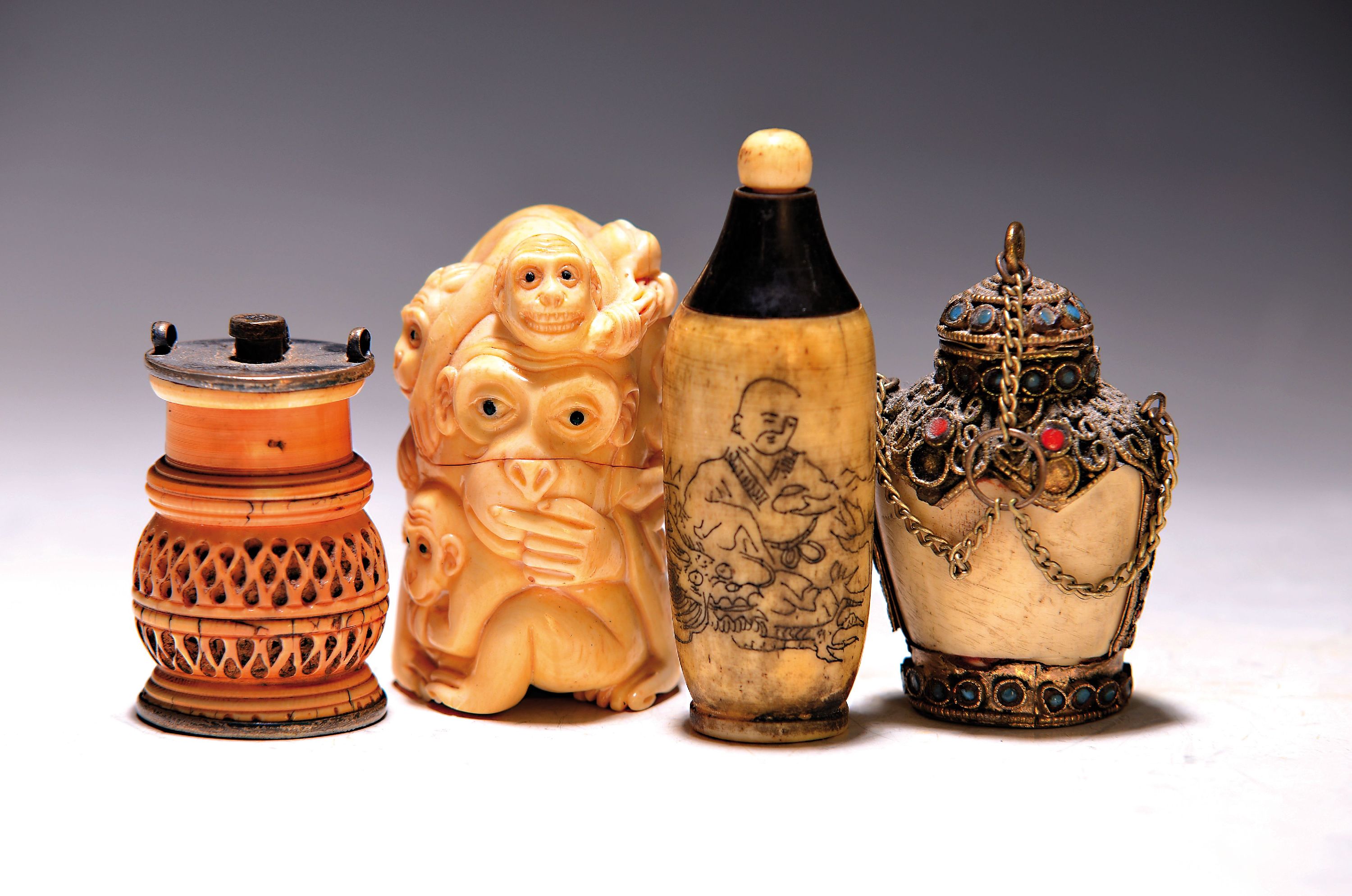 4 Snuffbottles aus Bein, Asien, 19./20.Jh., Bein/Holz/Metall, verschiedene Formen, Alterssp., H. 5-8 cm