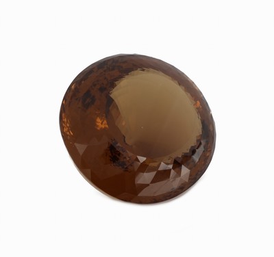 26927736a - Großer rundfacett. Rauchquarz ca. 1215 ct, D. ca. 67.1 mm, H. ca. 43.1 mm, kl. Chip ...