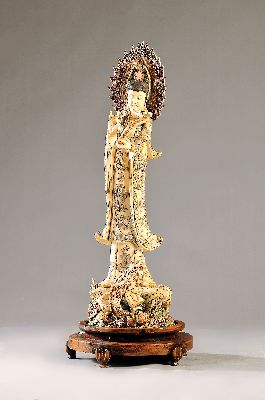 Image 26927764 - Große Guanyin aus Bein, China, um 1900/20, Holzkorpus mit kräftigen ...