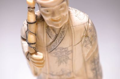 26927767a - Beinskulptur eines Fischers, China, 20.Jh., Holzkorpus mit Beinplättchen, stehender ...