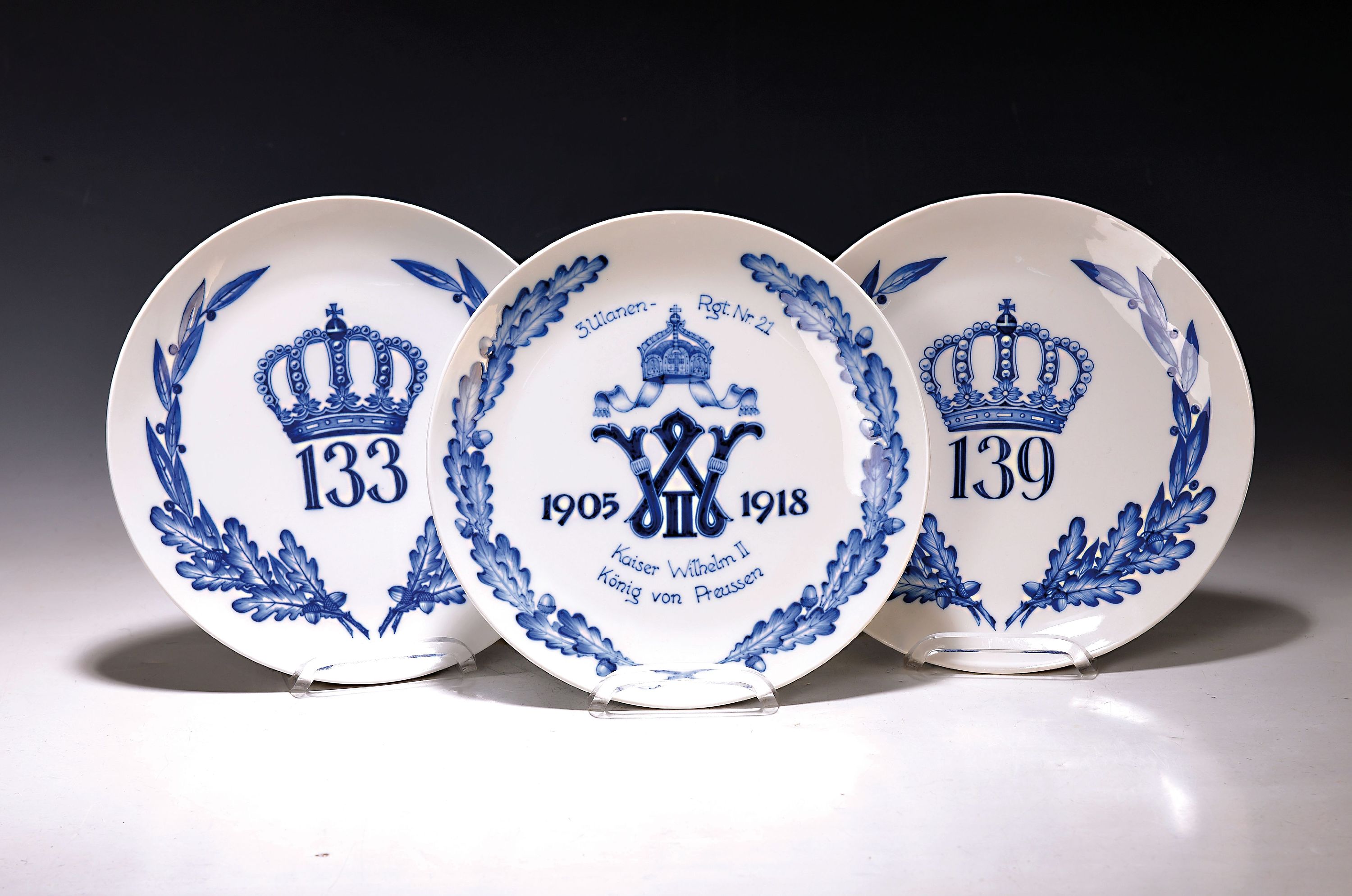3 Regimentsteller, Meissen, Anfang 20.Jh., Porzellan, unterglasurblau, 1x wohl 1. Infanterie Rgt. 139 Döbelin D. 25 cm; 1x 3. Ulanen-Rgt. Nr. 21 ...