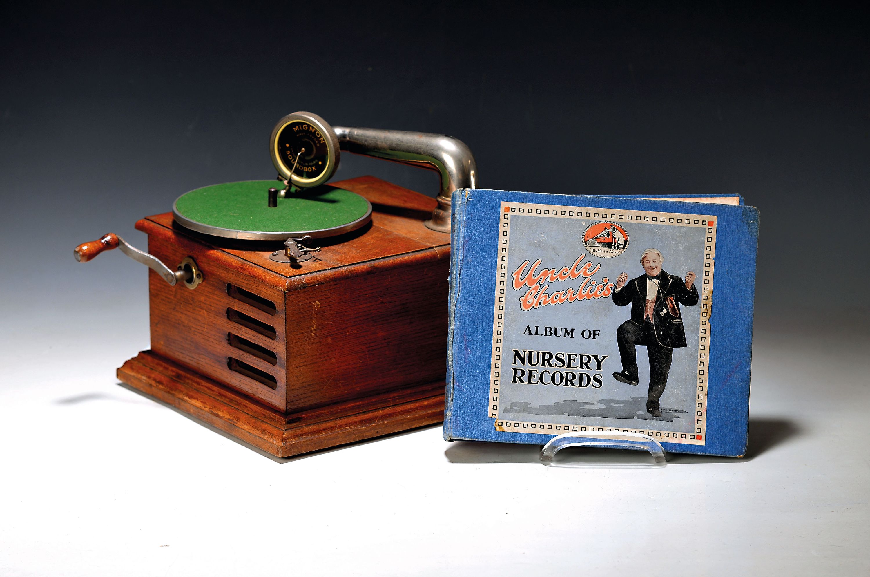 Grammophon Mignon Modell A, um 1910-20, Lindström England, Mignon-Mica Schalldose, Kurbelaufzug, Federwerk, Holzgehäuse, ca. 18x23x27cm, dazu 5 ...