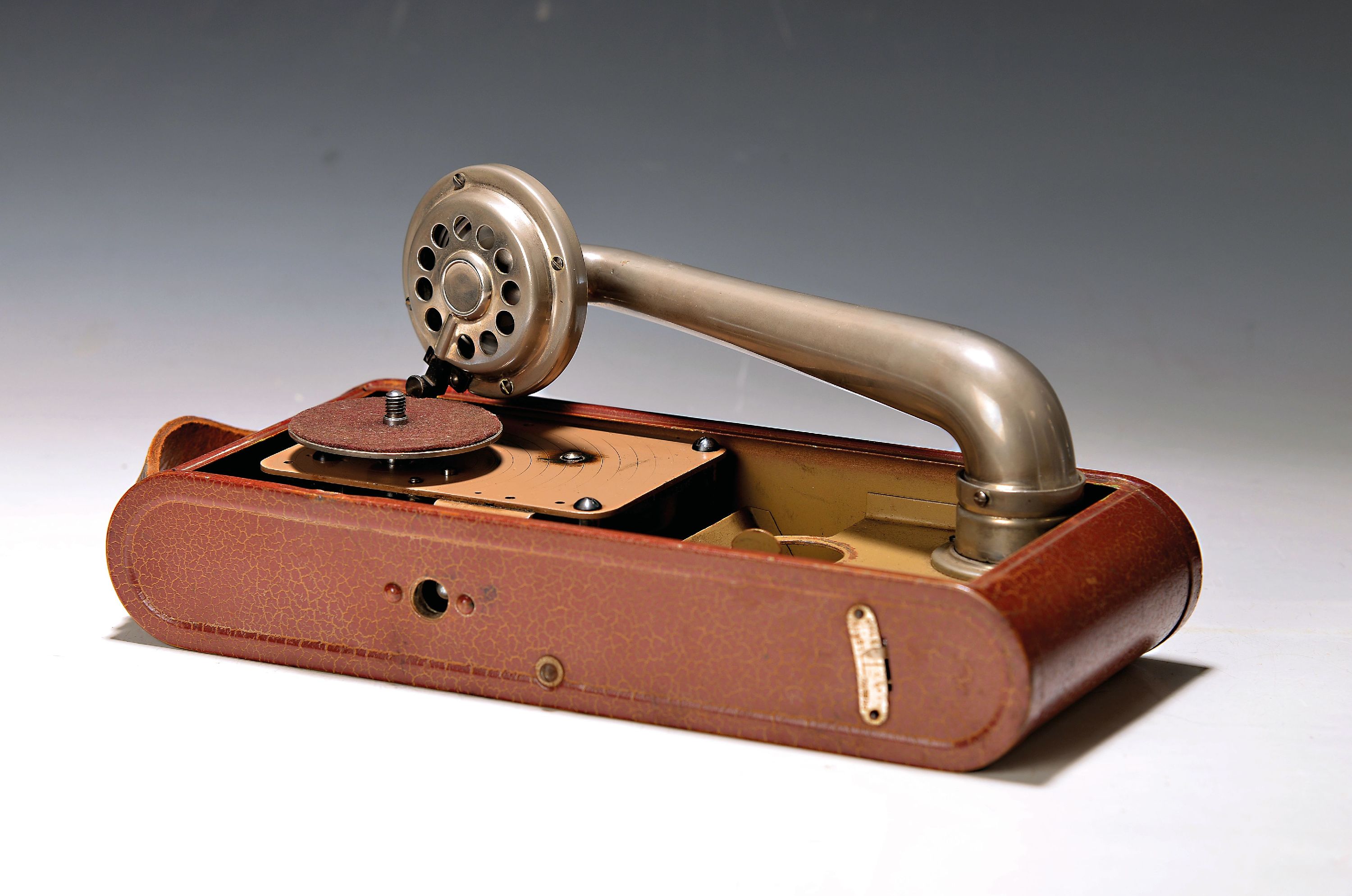Reisegrammophon Thorens Excelda, Schweiz, um 1930, kleines schweizer Grammophon, lackiertes Metallgehäuse, Federmotor, zusammenlegbar, komplett mit ...