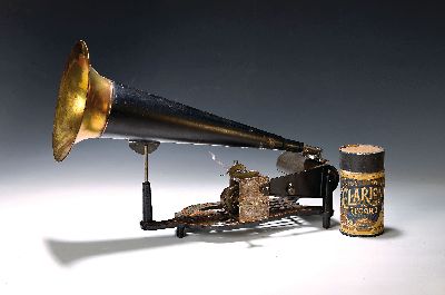 Image 26927867 - Walzenphonograph Puck-Typ, um 1900-1905, gusseiserner Sockel in Form einer Lyra, mit ...