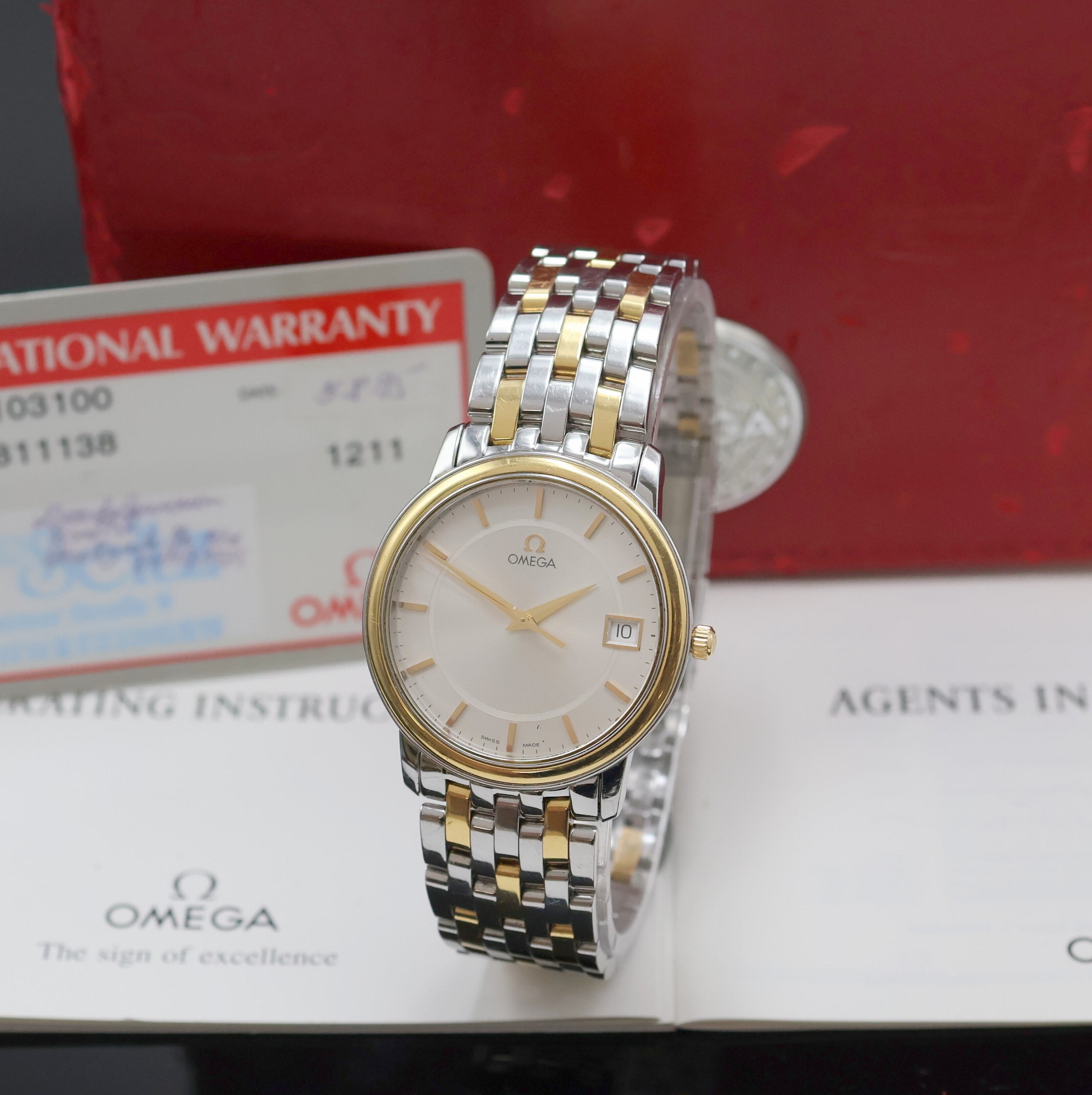 OMEGA elegante Herrenarmbanduhr in Stahl/Gold Referenz 43103100, Schweiz um 1995, quarz, flaches Geh., Boden aufgedr., orig. Stahl/ Gold-Gliederband, ...