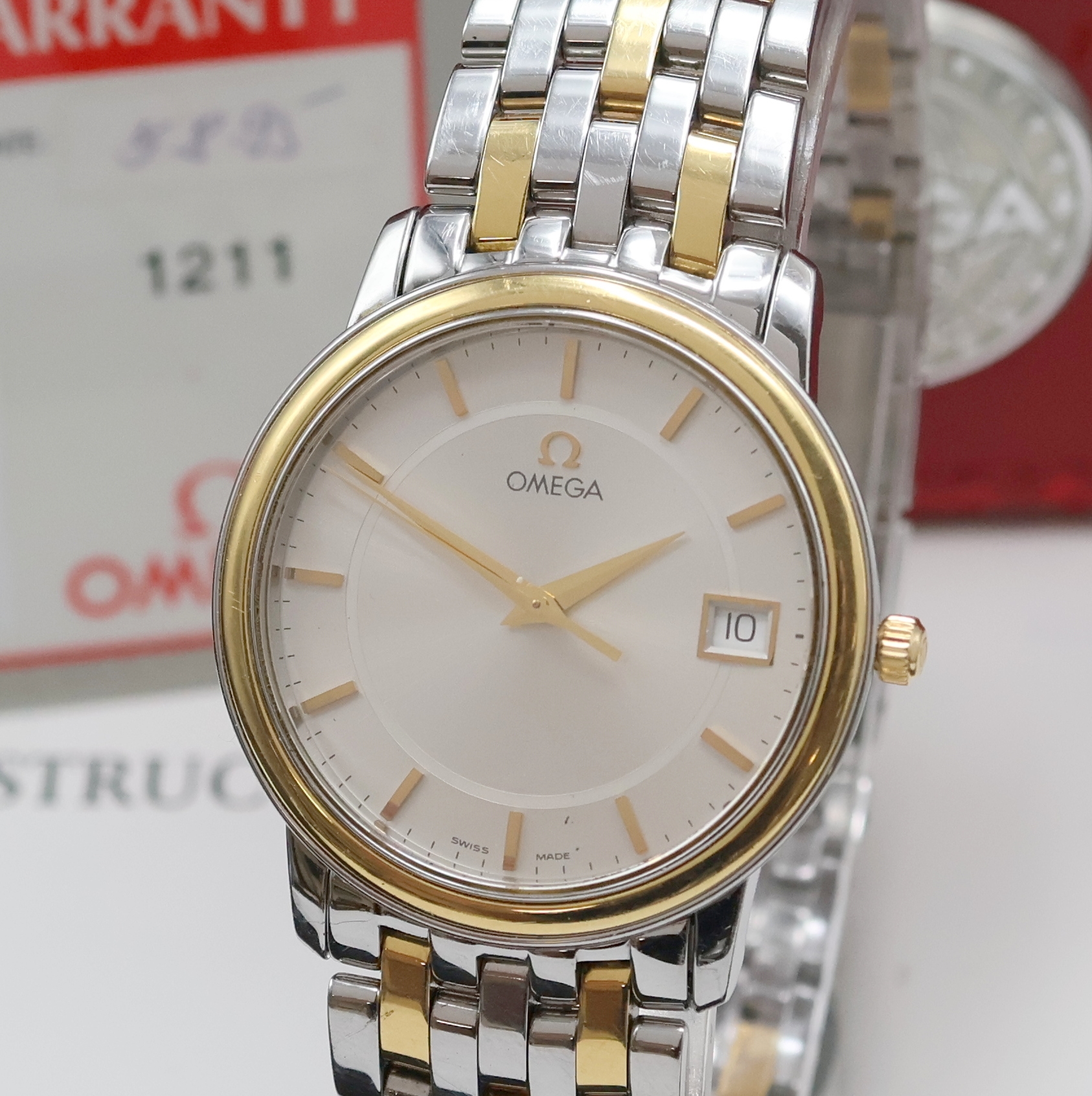 Detail a: OMEGA elegante Herrenarmbanduhr in Stahl/Gold Referenz 43103100, Schweiz um 1995, quarz, flaches Geh., Boden aufgedr., orig. Stahl/ Gold-Gliederband, ...