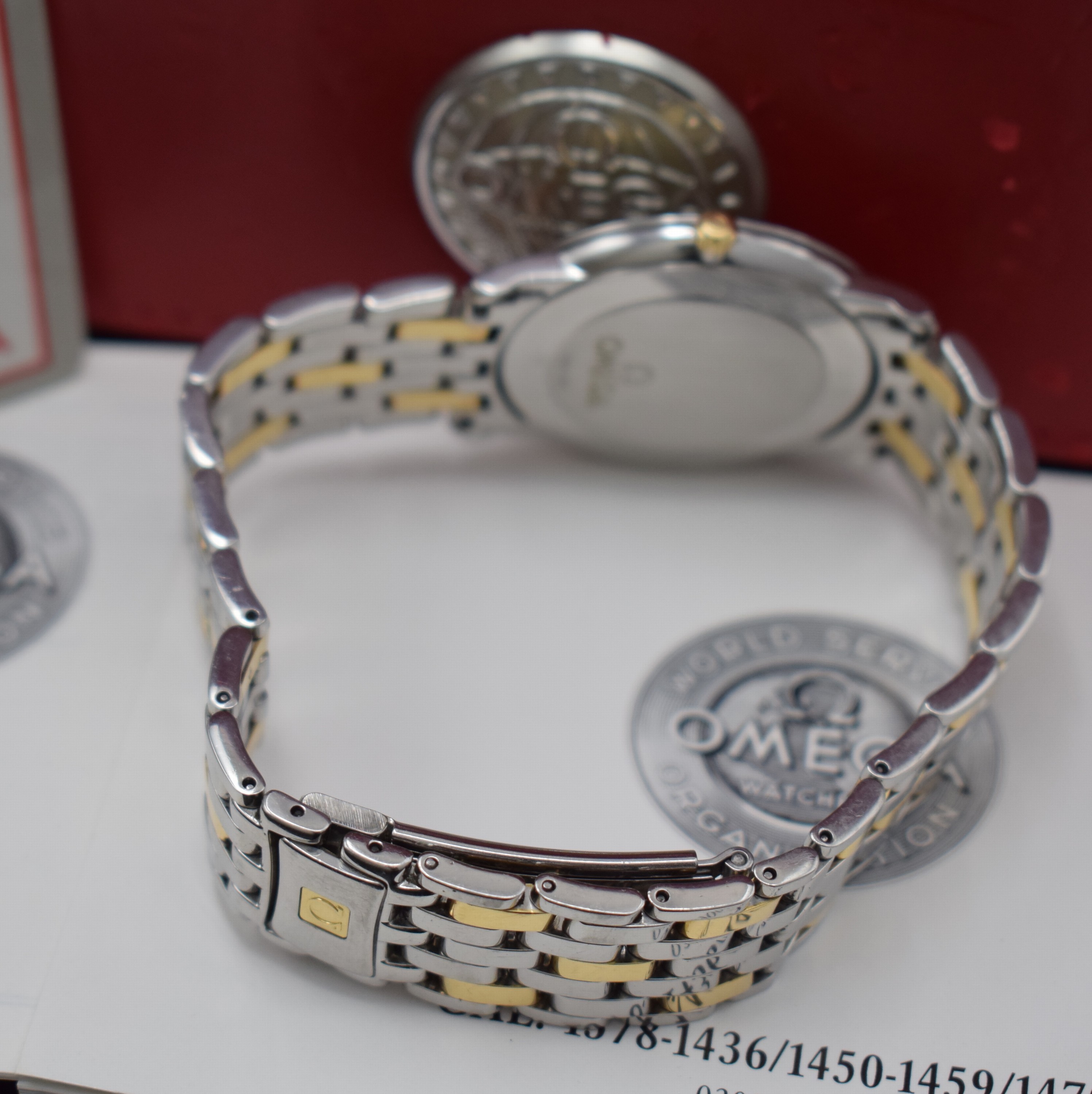 Detail b: OMEGA elegante Herrenarmbanduhr in Stahl/Gold Referenz 43103100, Schweiz um 1995, quarz, flaches Geh., Boden aufgedr., orig. Stahl/ Gold-Gliederband, ...