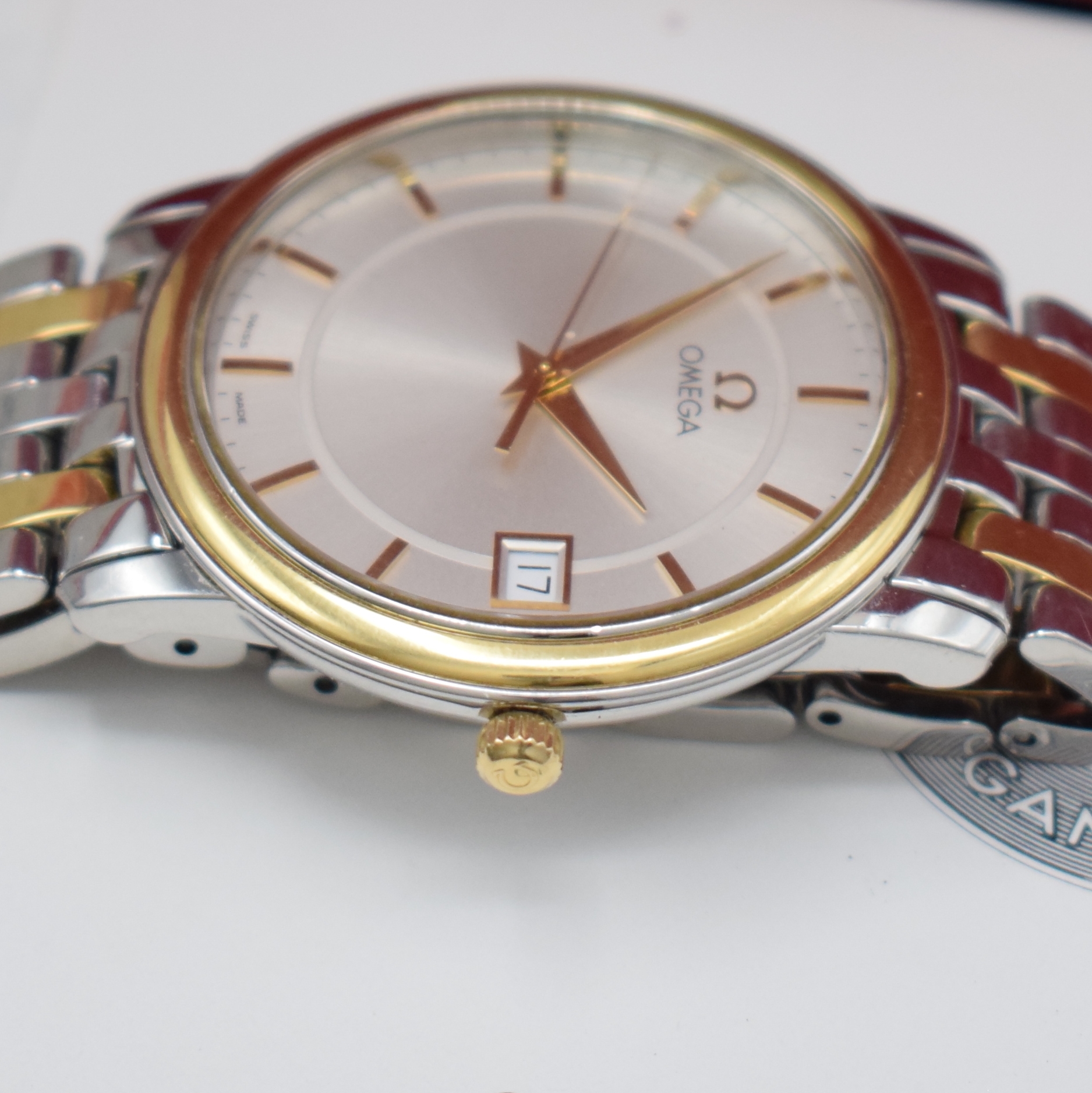 Detail c: OMEGA elegante Herrenarmbanduhr in Stahl/Gold Referenz 43103100, Schweiz um 1995, quarz, flaches Geh., Boden aufgedr., orig. Stahl/ Gold-Gliederband, ...