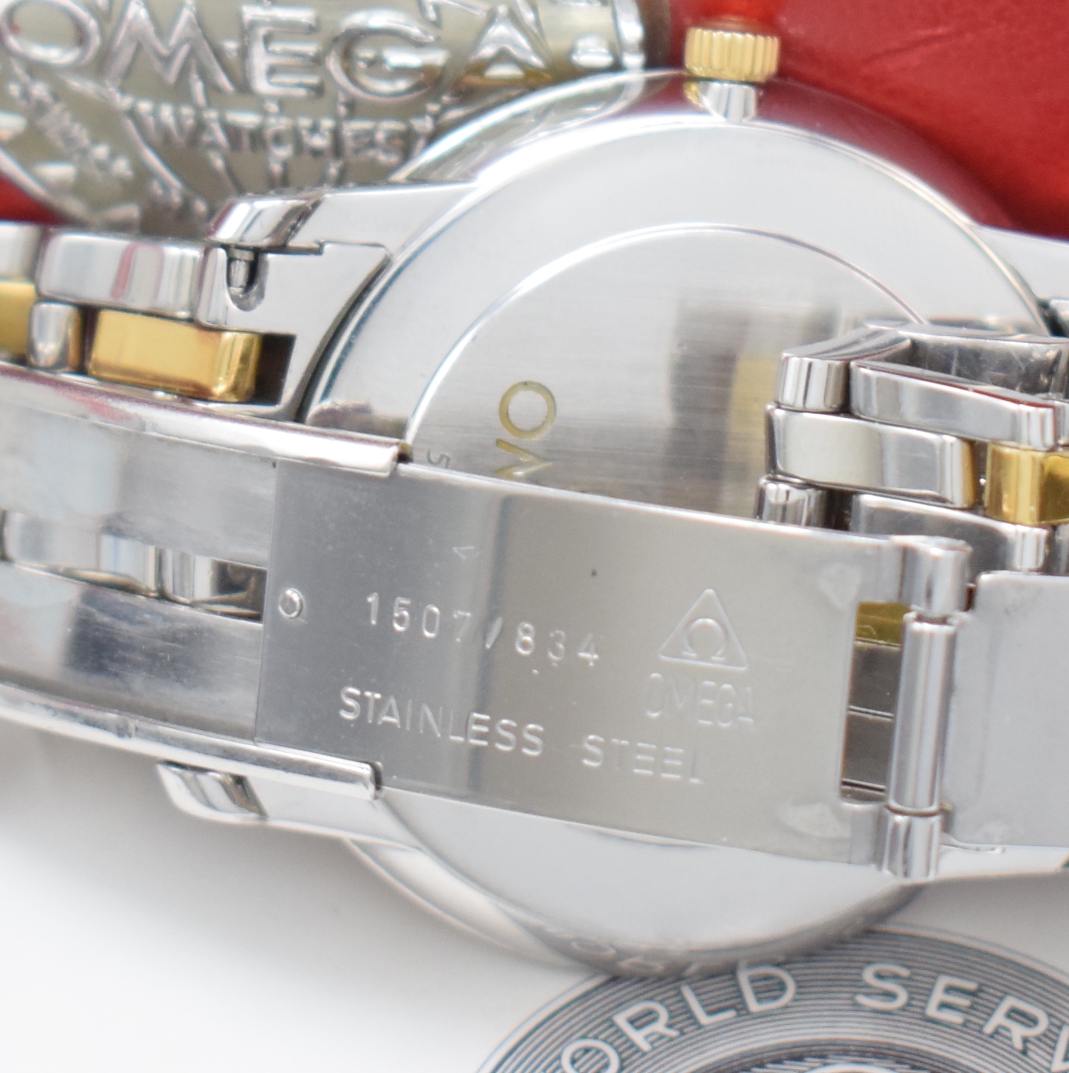 Detail d: OMEGA elegante Herrenarmbanduhr in Stahl/Gold Referenz 43103100, Schweiz um 1995, quarz, flaches Geh., Boden aufgedr., orig. Stahl/ Gold-Gliederband, ...